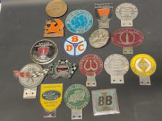 A tray of assorted motor club badges, mostly marque related including Wolseley, Rover and Corvette.