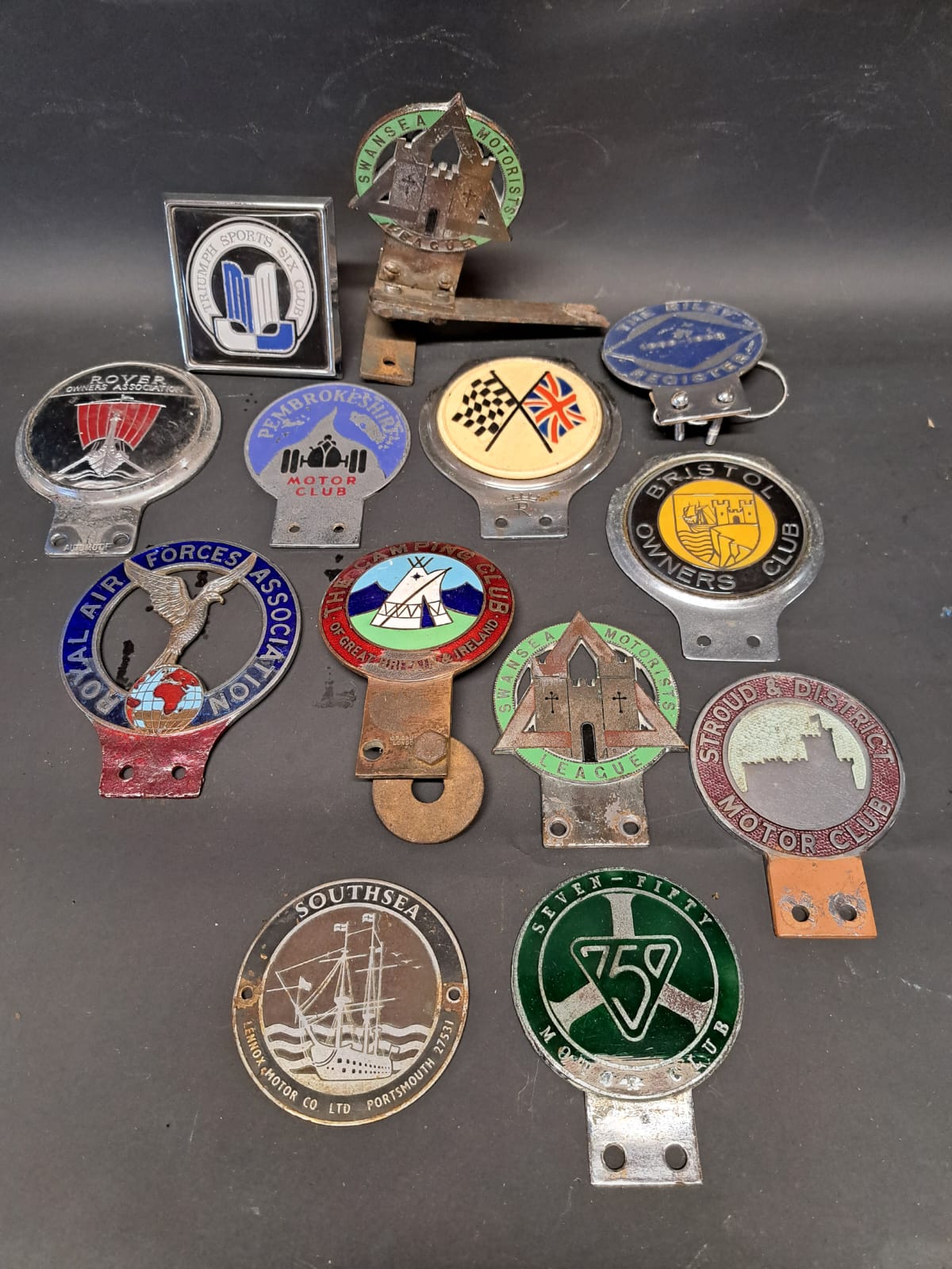 A tray of assorted car badges including Royal Air Forces Association, Stroud and District Motor Club