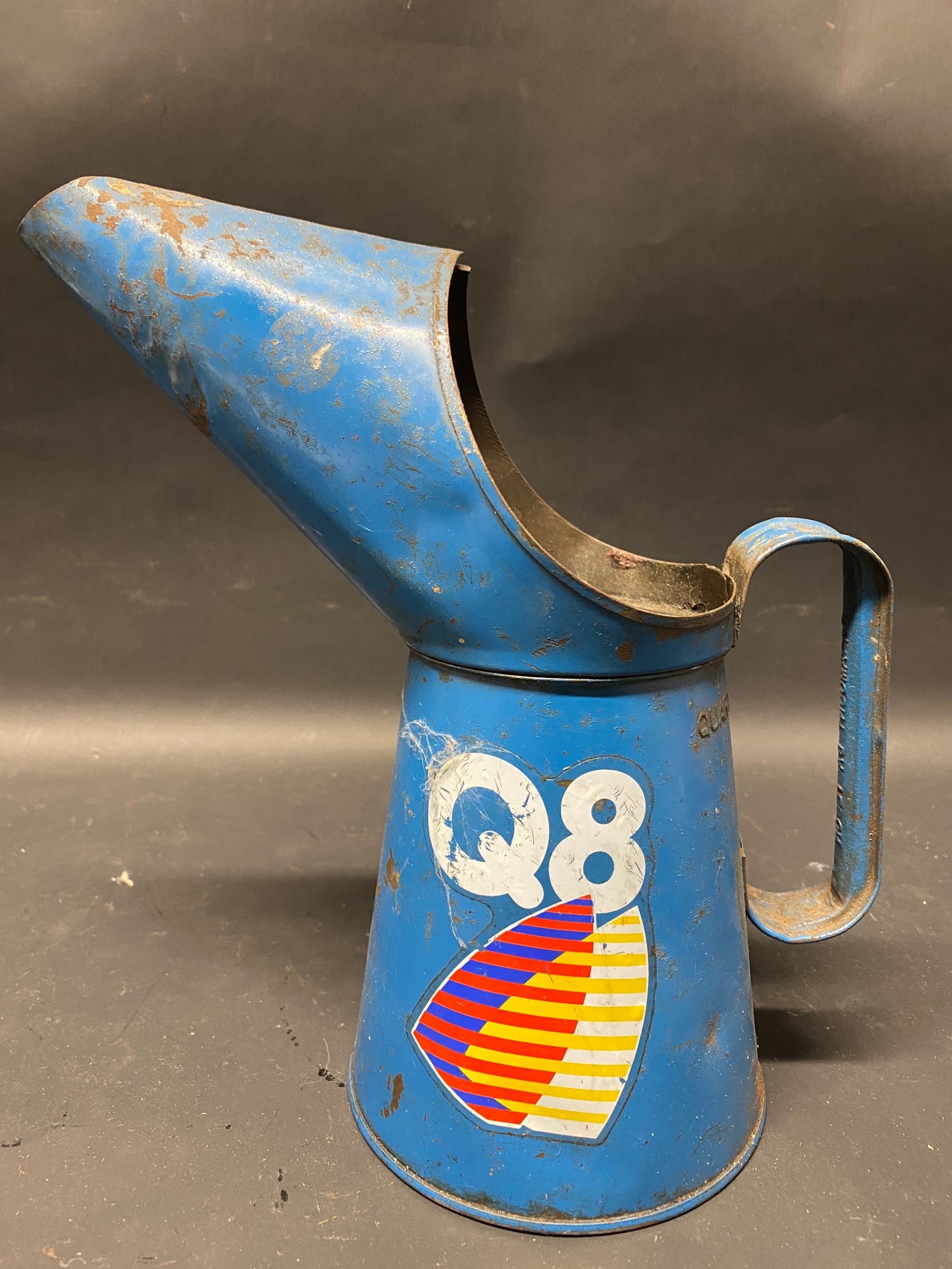 A Q8 quart oil measure.