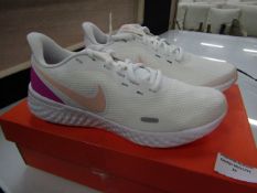 Nike Womens  5 Revolution Running Shoe size 6 UK RRP £48 new & boxed see image for design