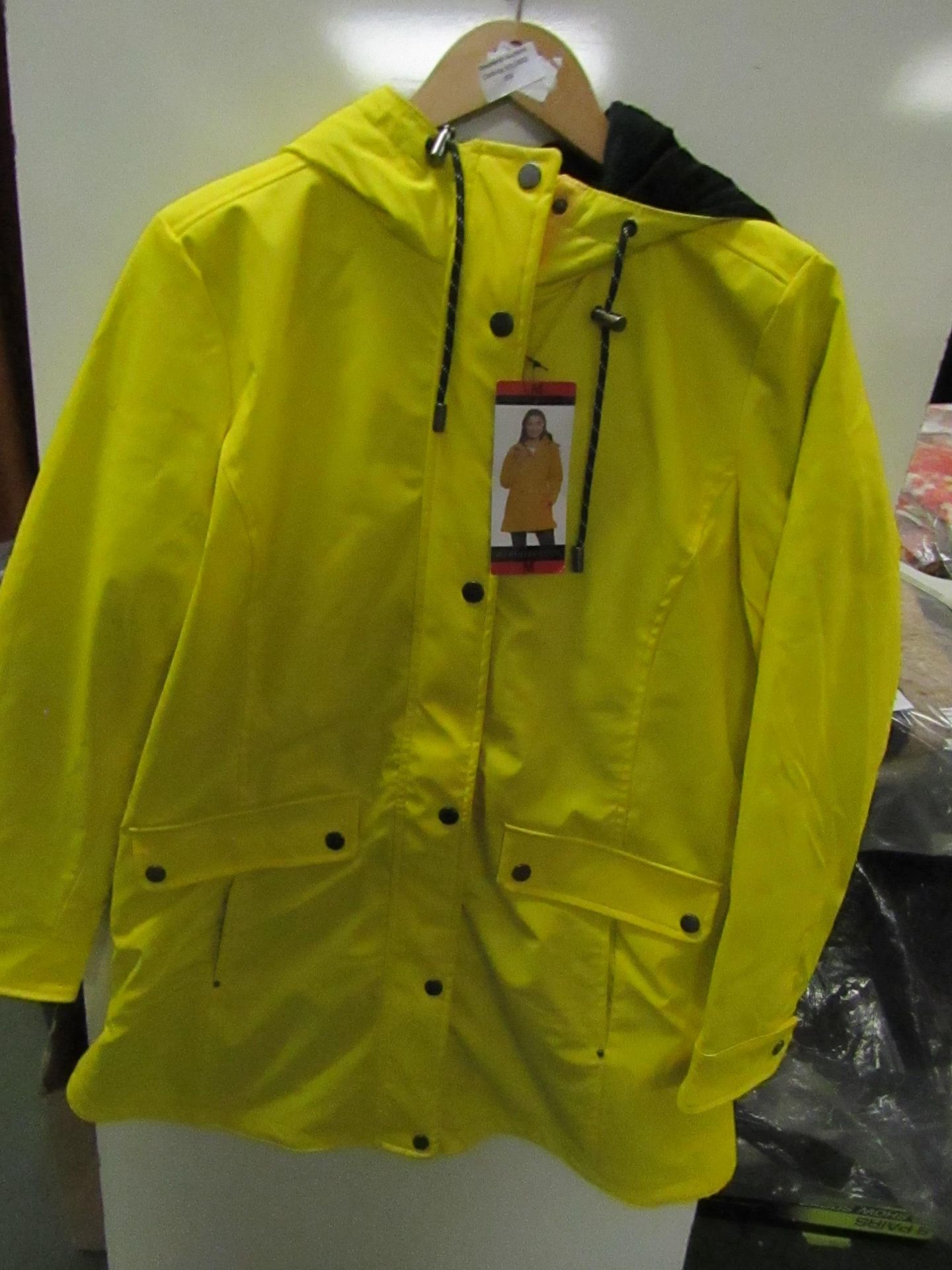 Water Resistant Jacket Modern Fit Light Padding For Warmth Yellow Size M New With Tags