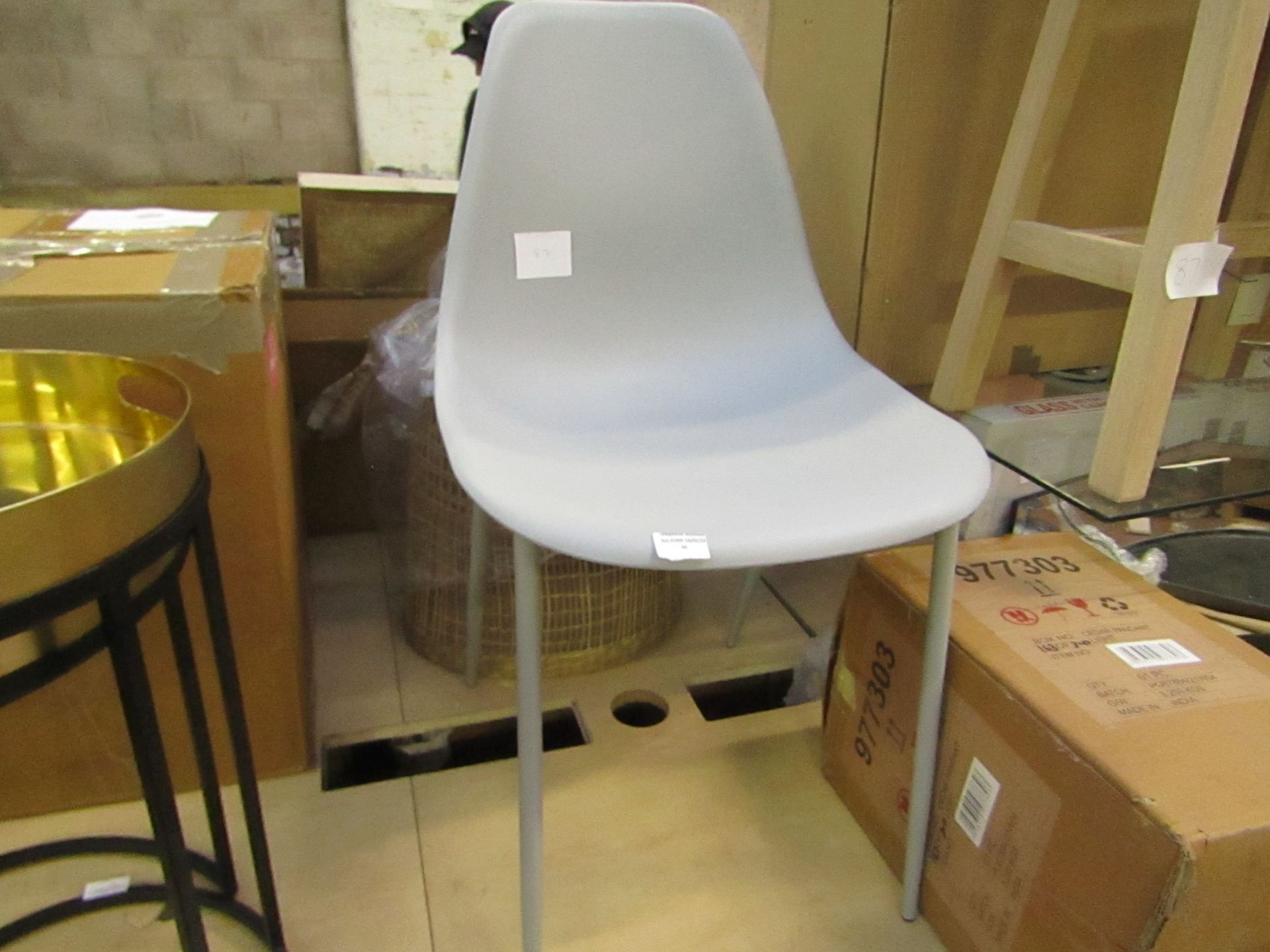 1 x COX & COX NEW Willbrook Chair - Soft grey RRP £75 SKU COX-2030204 TOTAL RRP £75 This lot is a