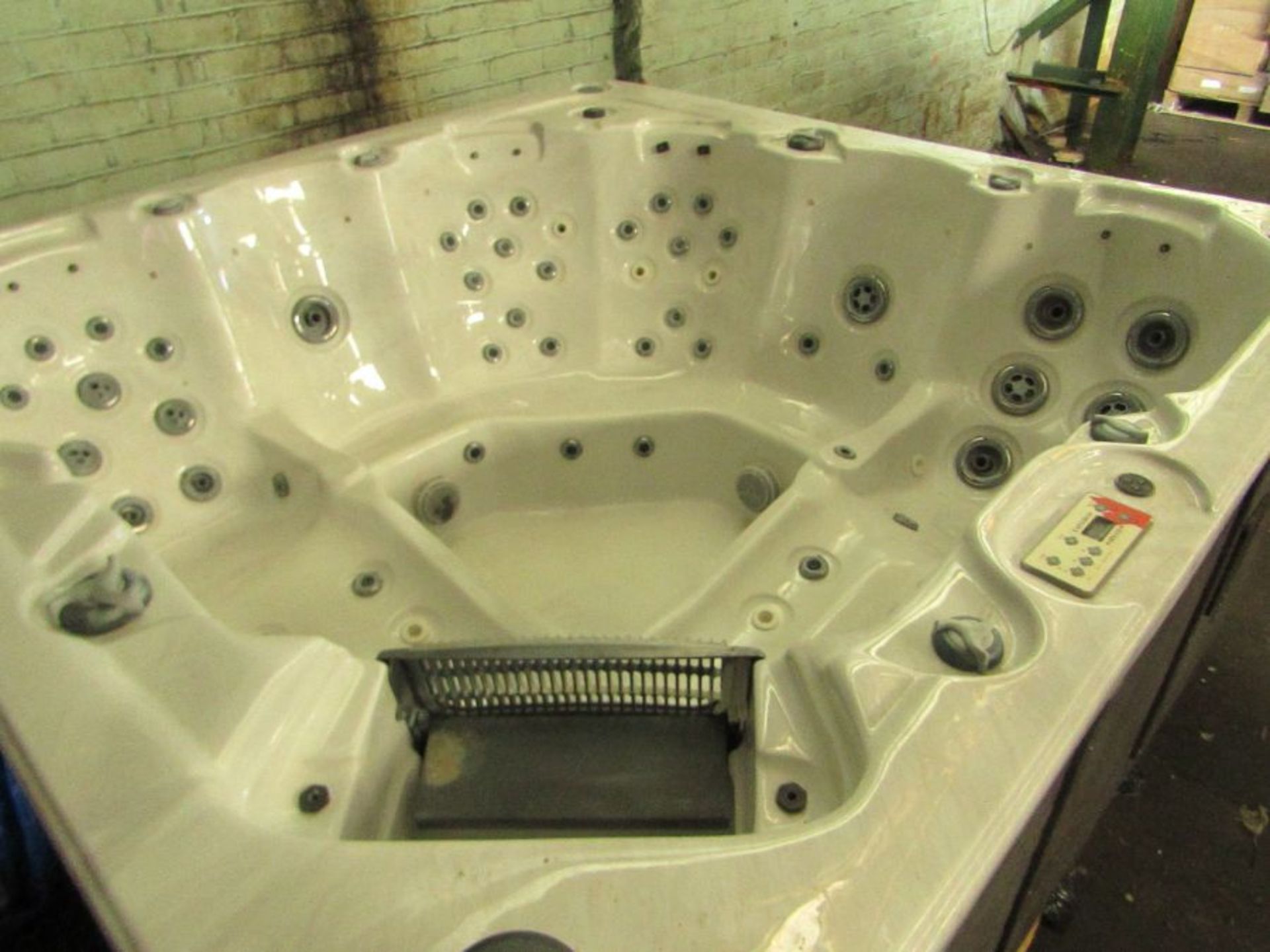 Canadian Spa Vancouver 6 person Hot Tub, Unchecked for working condition and Unknow reason for - Image 7 of 18