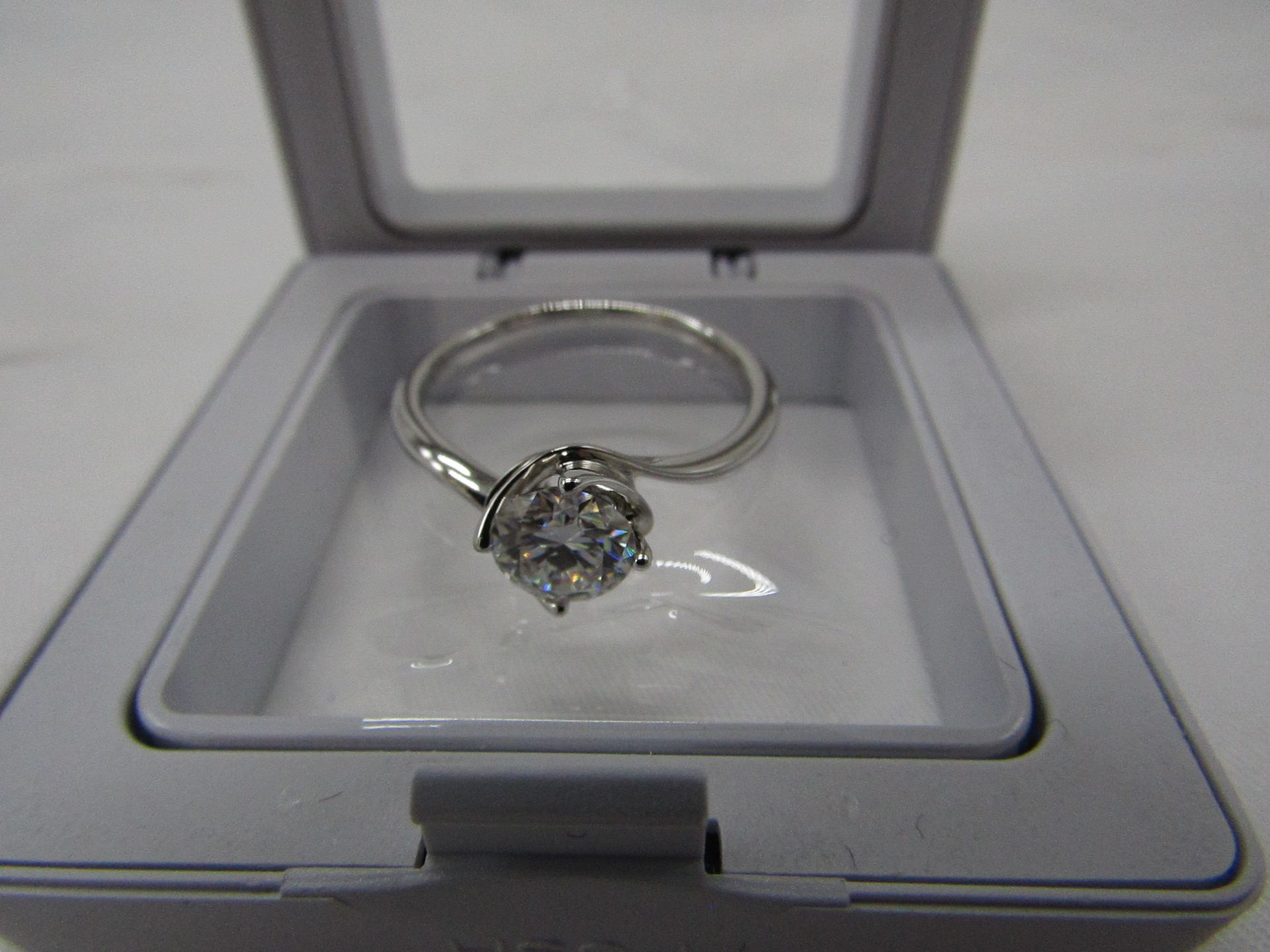 1 Carat Round Brilliant Cut Moissanite stone in a 925 Silver setting and band, new and comes with