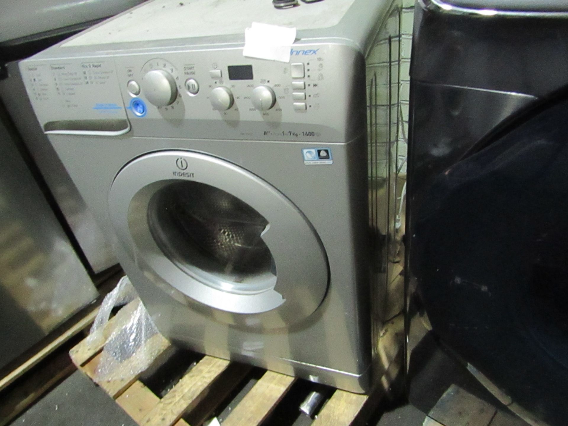 Indesit 7Kg washing machine, powers on and spins.