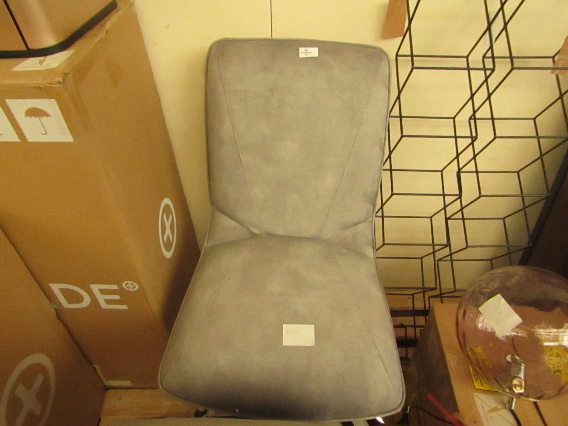 1 x Cox & Cox Provence Swivel Chair RRP £175.00 SKU COX-AP-1228755 TOTAL RRP £175 This lot is a