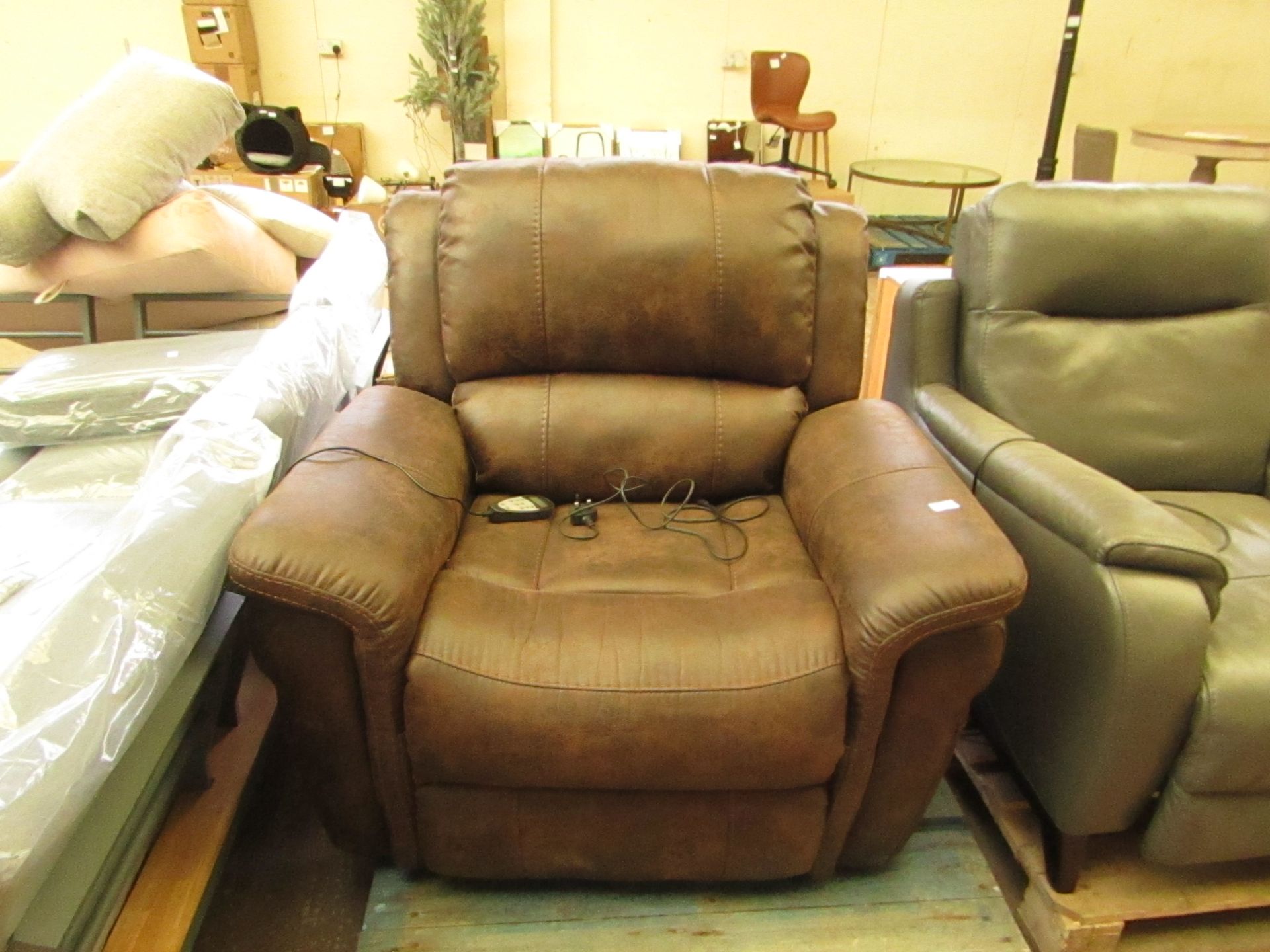 | 1X | LEATHER RECLINER CHAIR | TESTED WORKING BUT WORN IN |