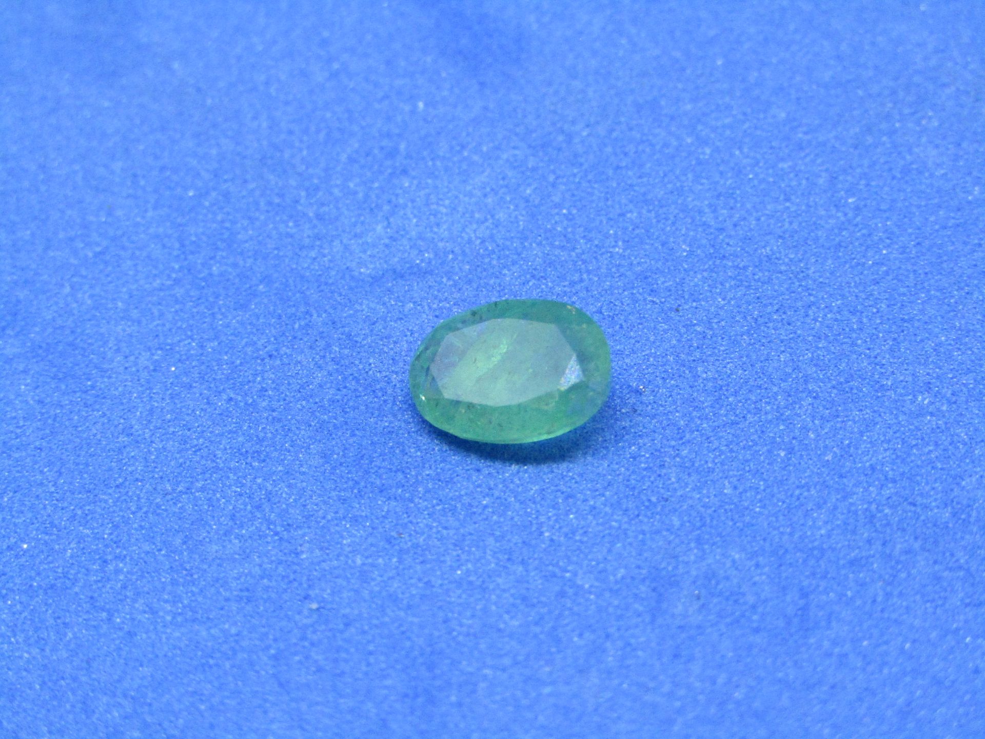 ** NO BUYERS COMMISSION ON THIS LOT ** Natural Colombian Emerald - 0.70 carat  Average retail