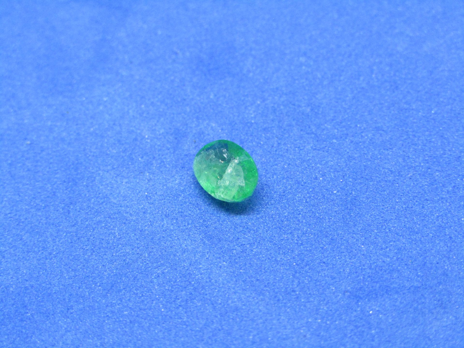 ** NO BUYERS COMMISSION ON THIS LOT ** Natural Colombian Emerald - 0.68 Carat Average retail value