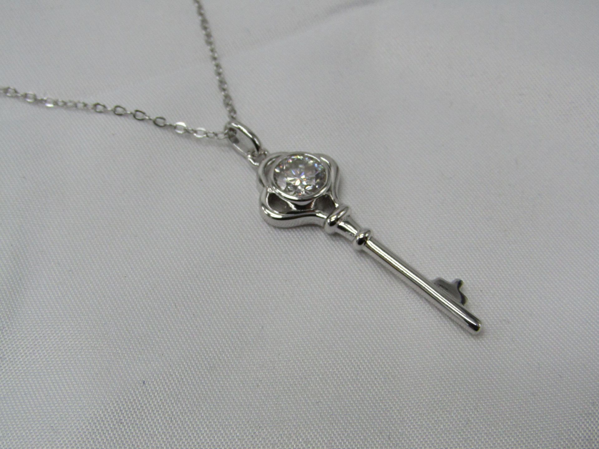 1 Carat Round Brilliant Cut Moissanite stone in a 925 Silver setting and Necklace, new and comes