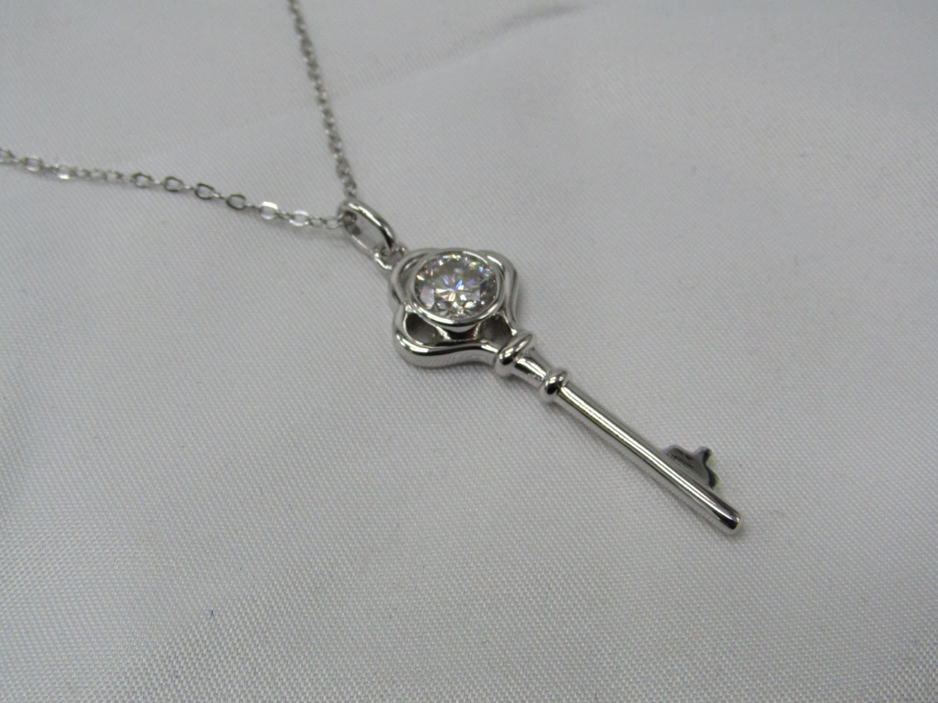 1 Carat Round Brilliant Cut Moissanite stone in a 925 Silver setting and Necklace, new and comes