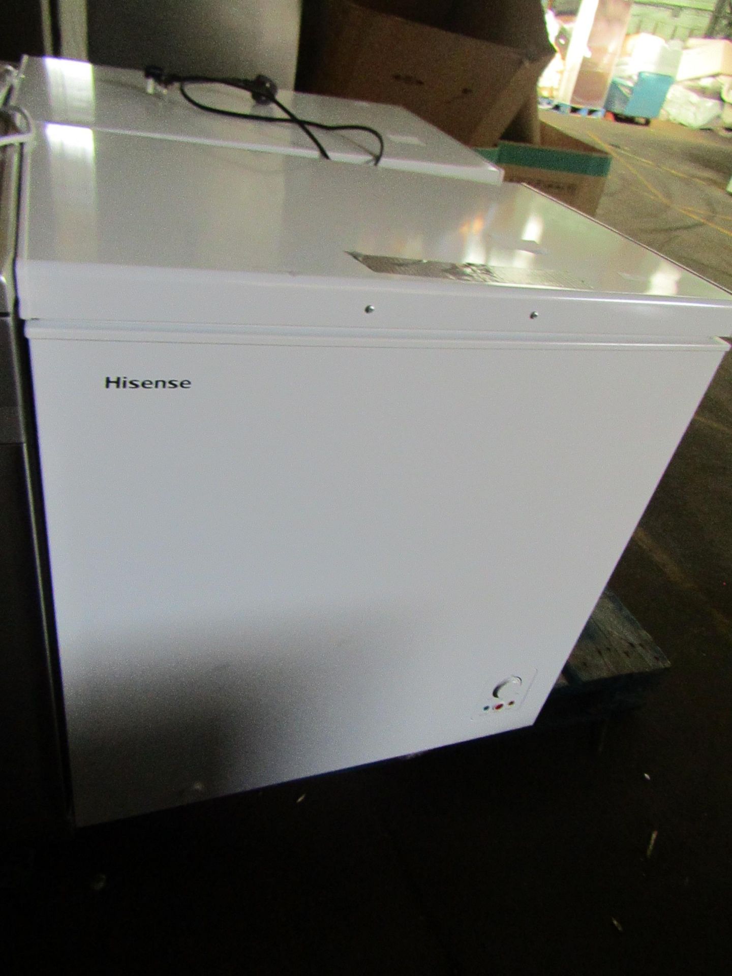Hisense Chest Freezer, Powers om, Has  few marks/dents on the top lid but very clean inside tested