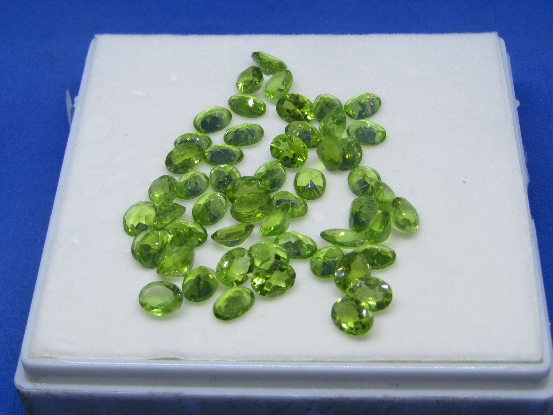 ** NO BUYERS COMMISSION ON THIS LOT ** Peridot18 carat 16 pieces Natural Peridot Gemstones. A