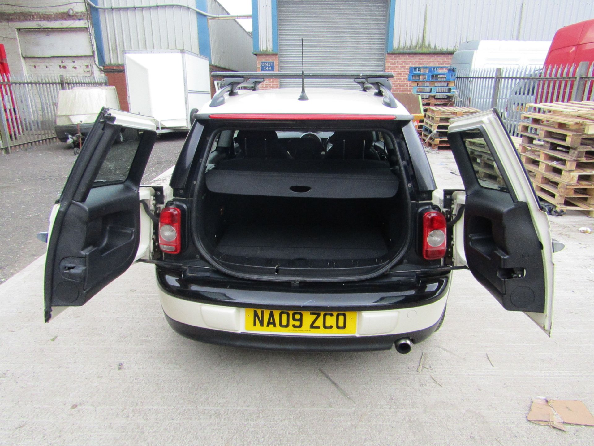 09 Plate Mini Clubman Estate 1.4i, 99,062 miles, MOT Until 17/08/2022, has the owners pack and 9 - Image 11 of 15