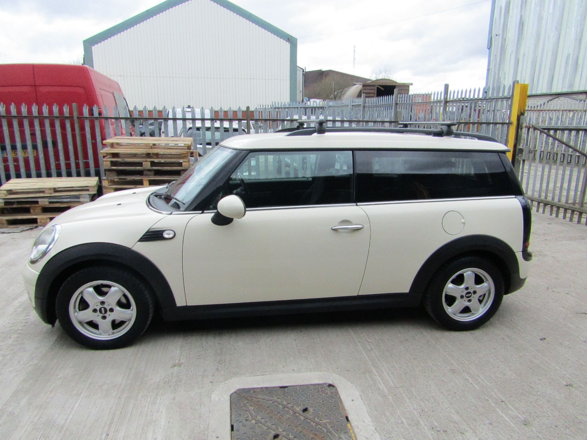 09 Plate Mini Clubman Estate 1.4i, 99,062 miles, MOT Until 17/08/2022, has the owners pack and 9 - Image 2 of 15