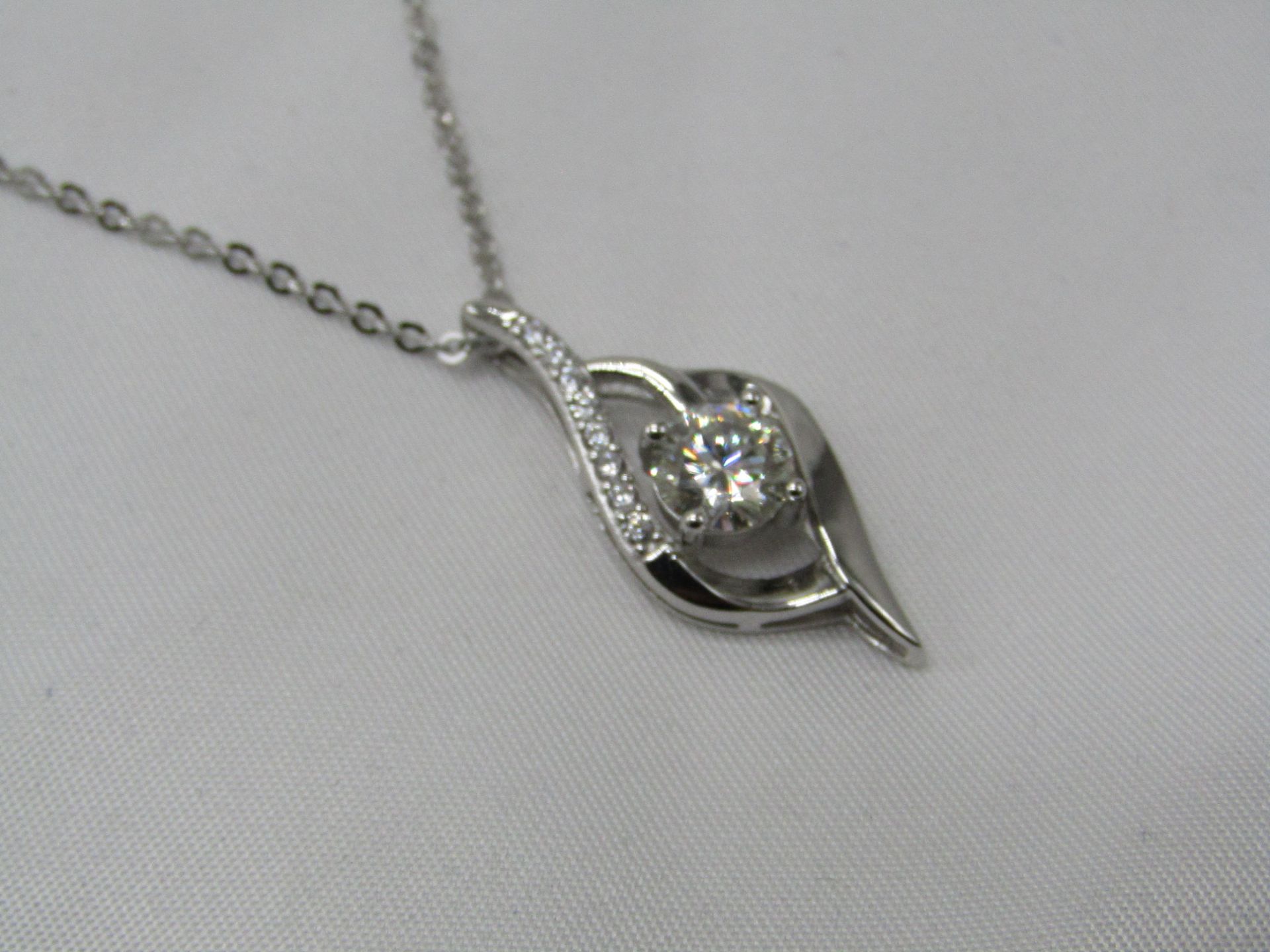 1 Carat Round Brilliant Cut Moissanite stone in a 925 Silver setting and Necklace, new and comes