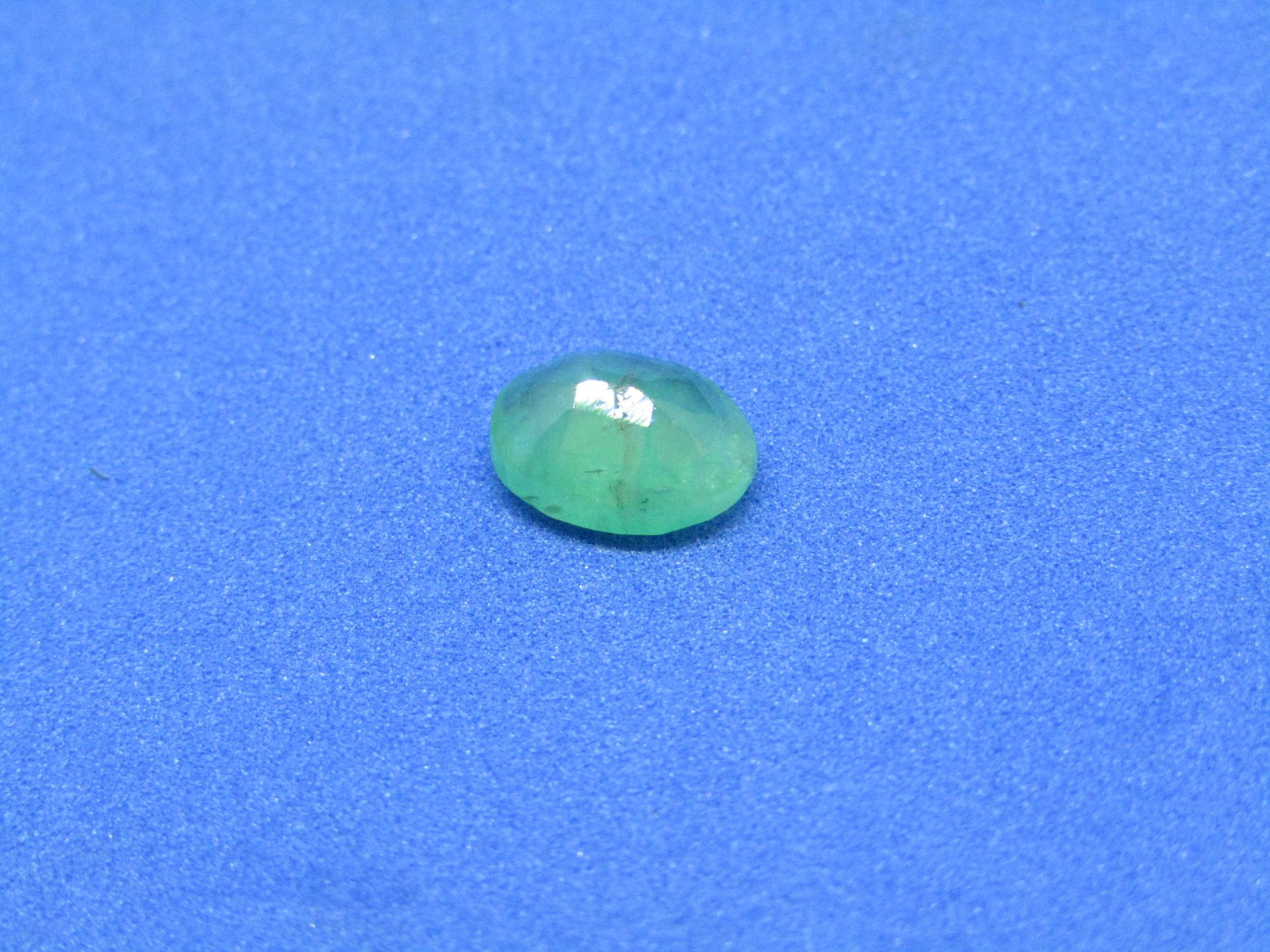 ** NO BUYERS COMMISSION ON THIS LOT ** Natural Colombian Emerald 0.79 Carat - Oval cut Average