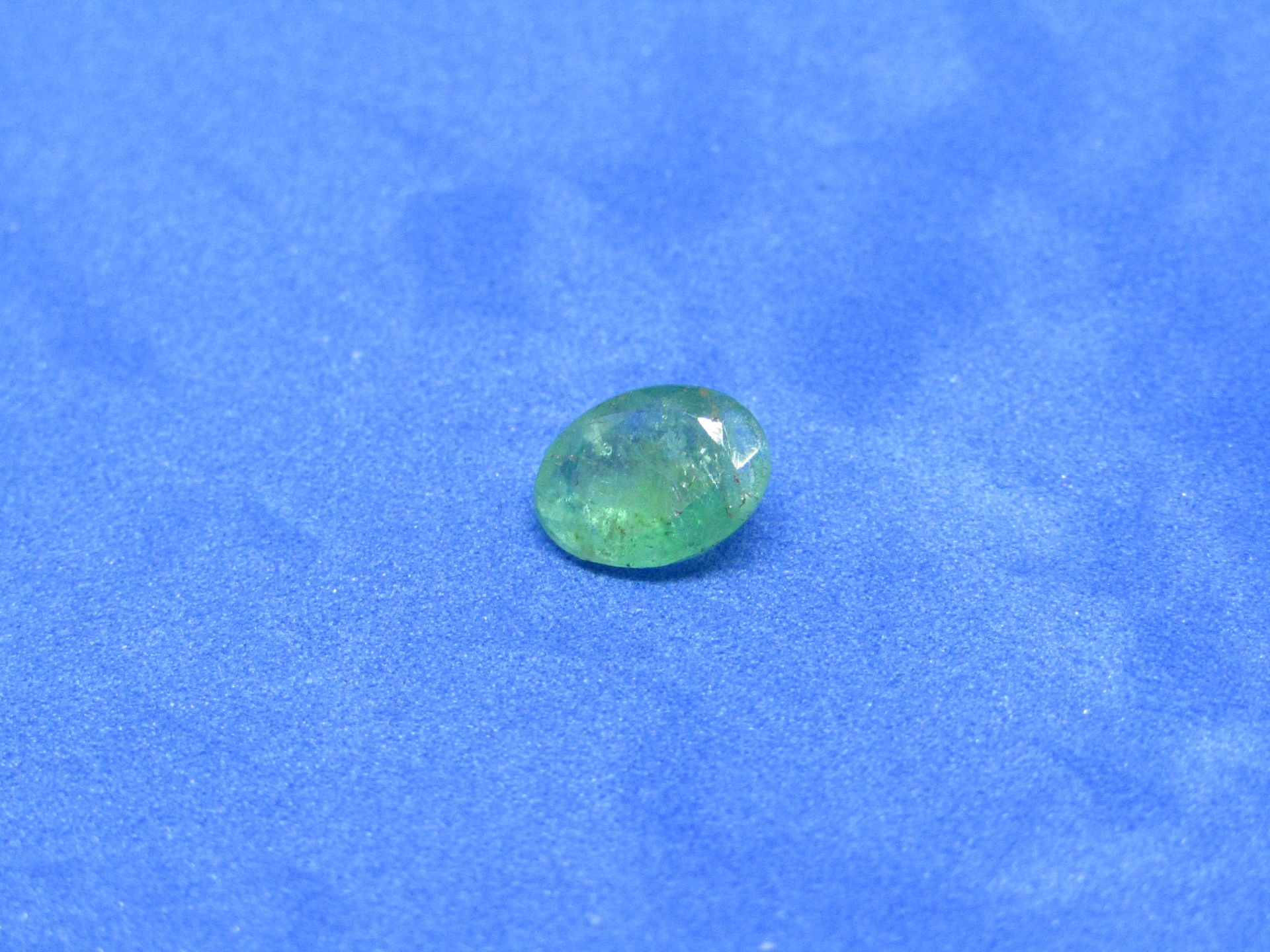 ** NO BUYERS COMMISSION ON THIS LOT ** Natural Colombian Emerald. 0.63 Carat - Oval cut. Average