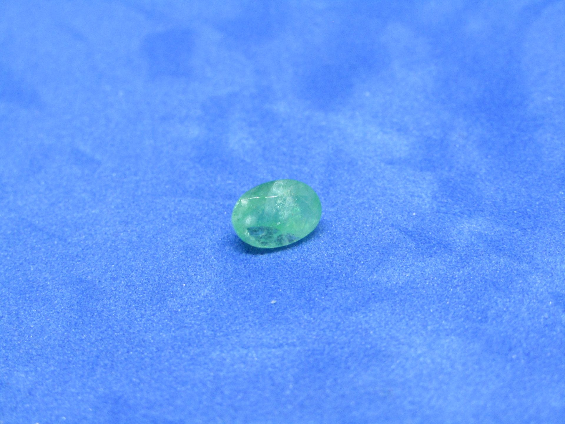 ** NO BUYERS COMMISSION ON THIS LOT ** Natural Colombian Emerald - 0.81 Carat - Oval Cut Average