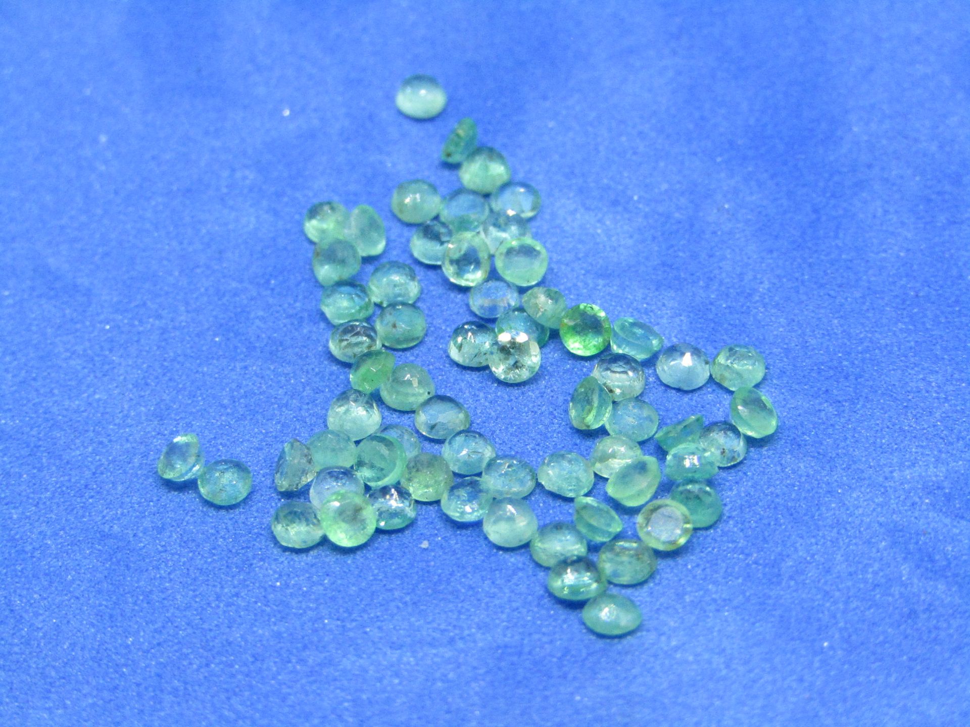 ** NO BUYERS COMMISSION ON THIS LOT ** Natural Colombian Emeralds - 3.35 Carat - 62 Pieces -