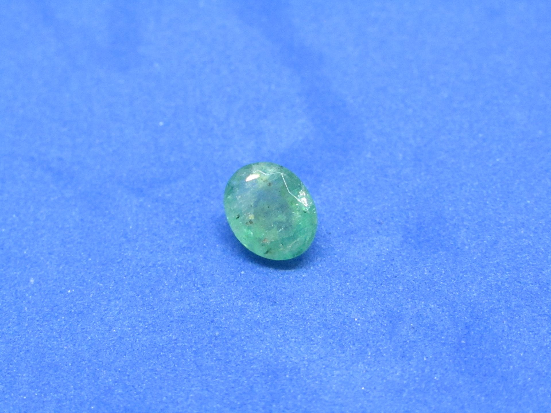 ** NO BUYERS COMMISSION ON THIS LOT ** Natural Emerald - 0.89 Carat Average retail value Gemstone