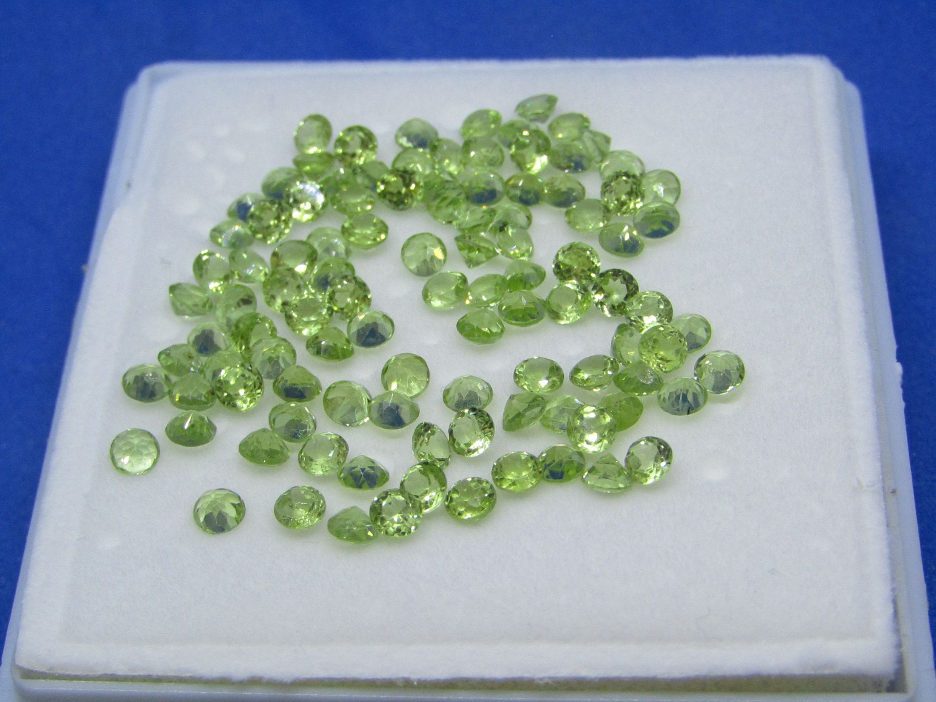 ** NO BUYERS COMMISSION ON THIS LOT ** Natural Peridot 21.70 Carat - 104 Pieces - Brilliant