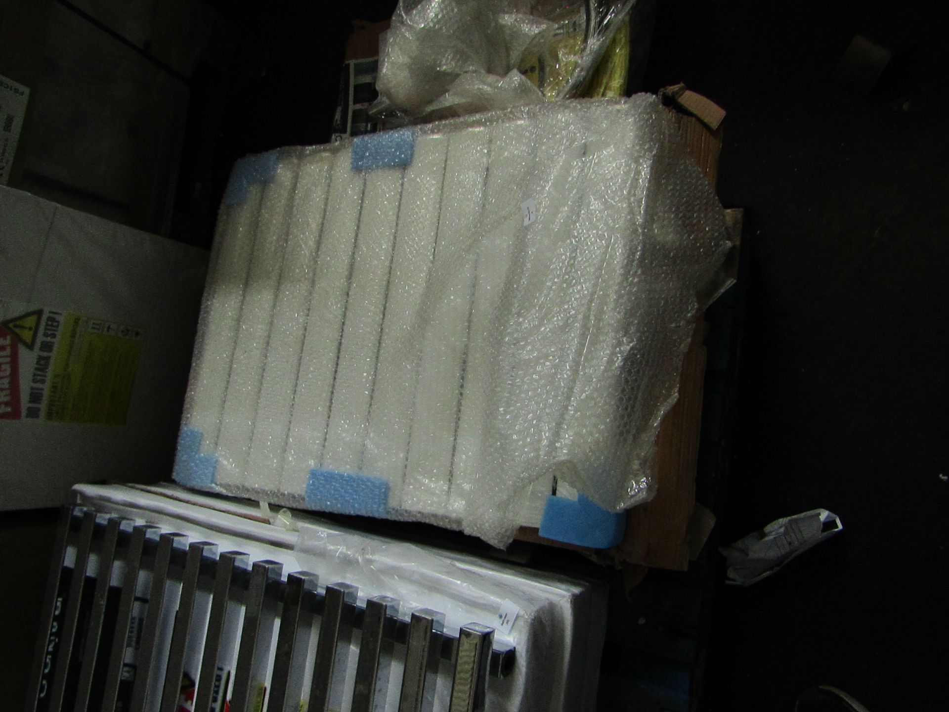 Carisa Elliptic white radiator, 600x795mm, new and boxed, RRP œ307, has a small cjhip on one end, - Image 2 of 2