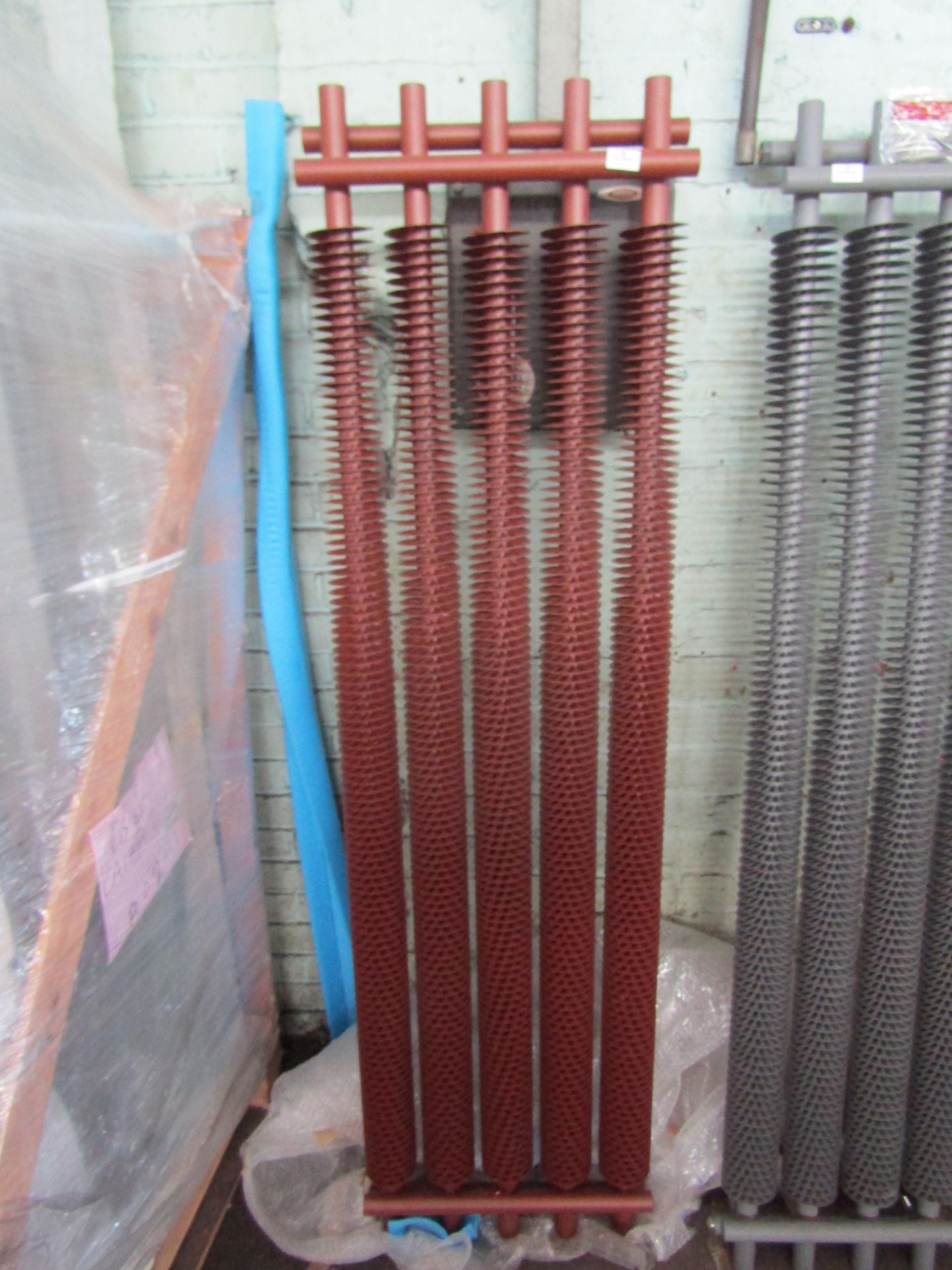 Carisa Dora Matt copper steel Industrial style radiator, 1800x490mm, comes with wall brackets, has a - Image 2 of 3