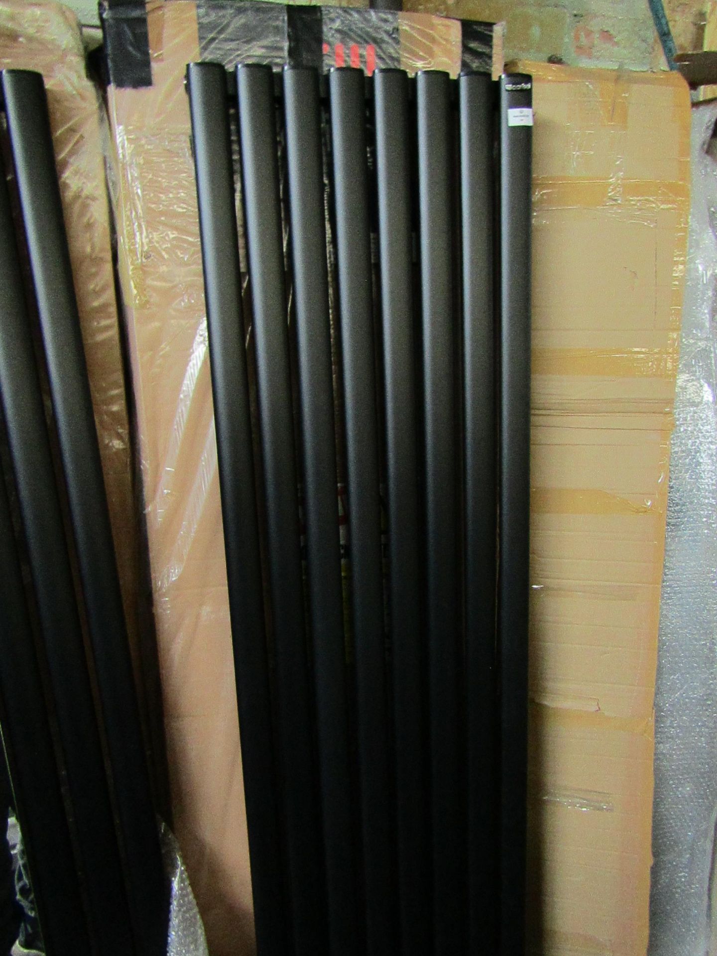 Carisa Tallis radiator, 1800x470mm, has the 3 wall brackets, appears to be in good conditionm, there