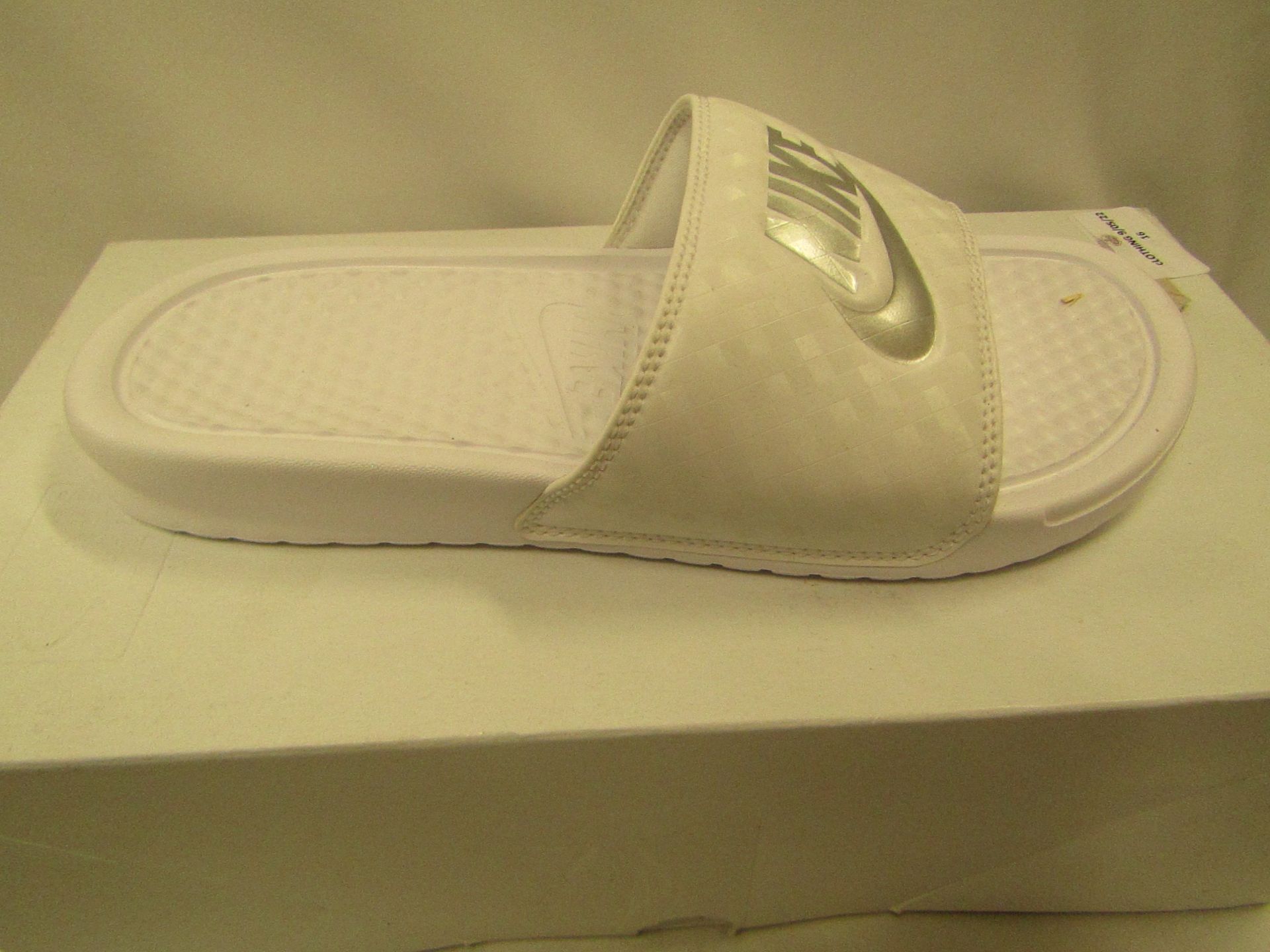 Nike Benassi Slides in White Size 3.5 New & Boxed