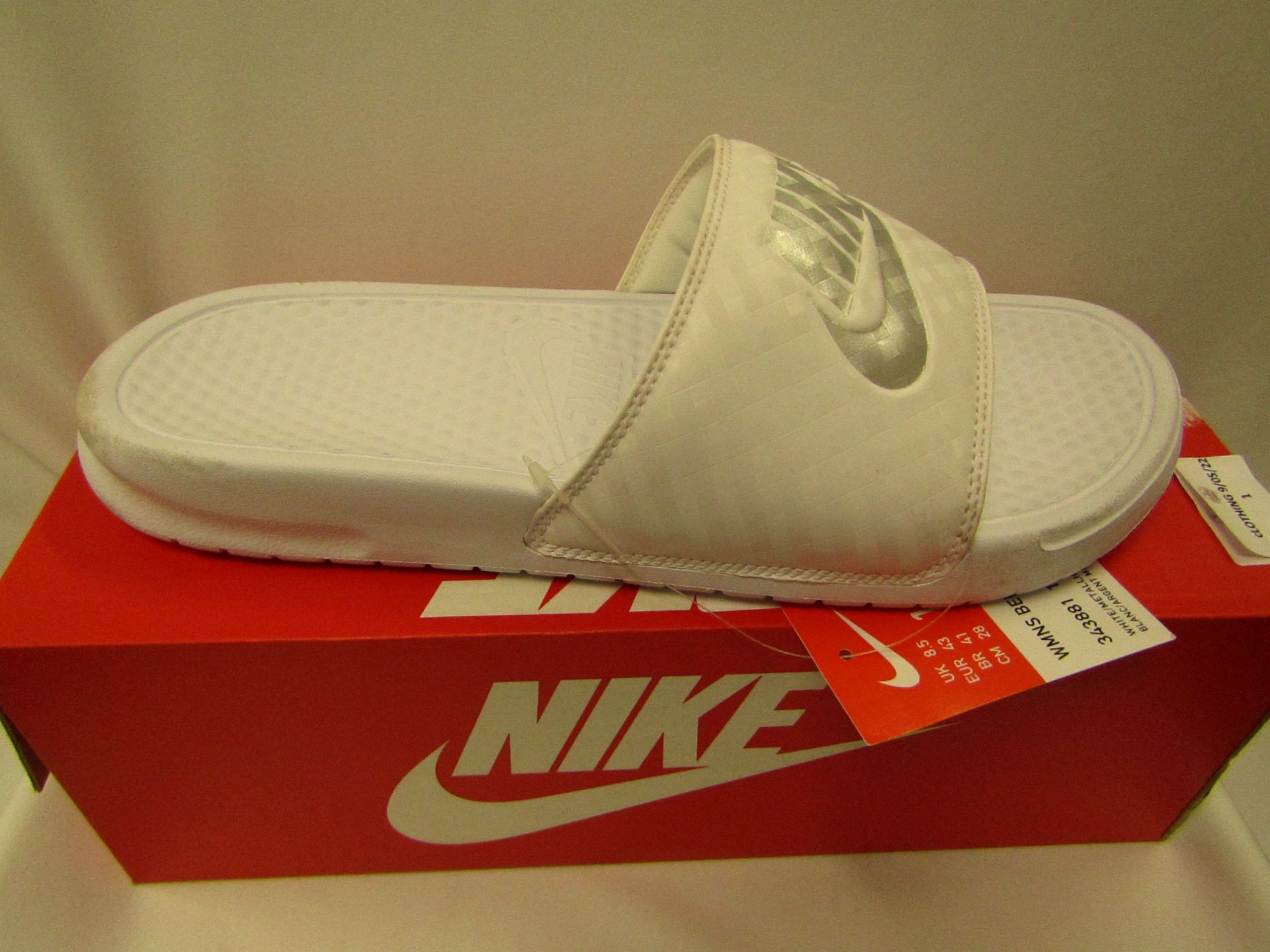 Nike Benassi Slides in White Size 8.5 New & Boxed