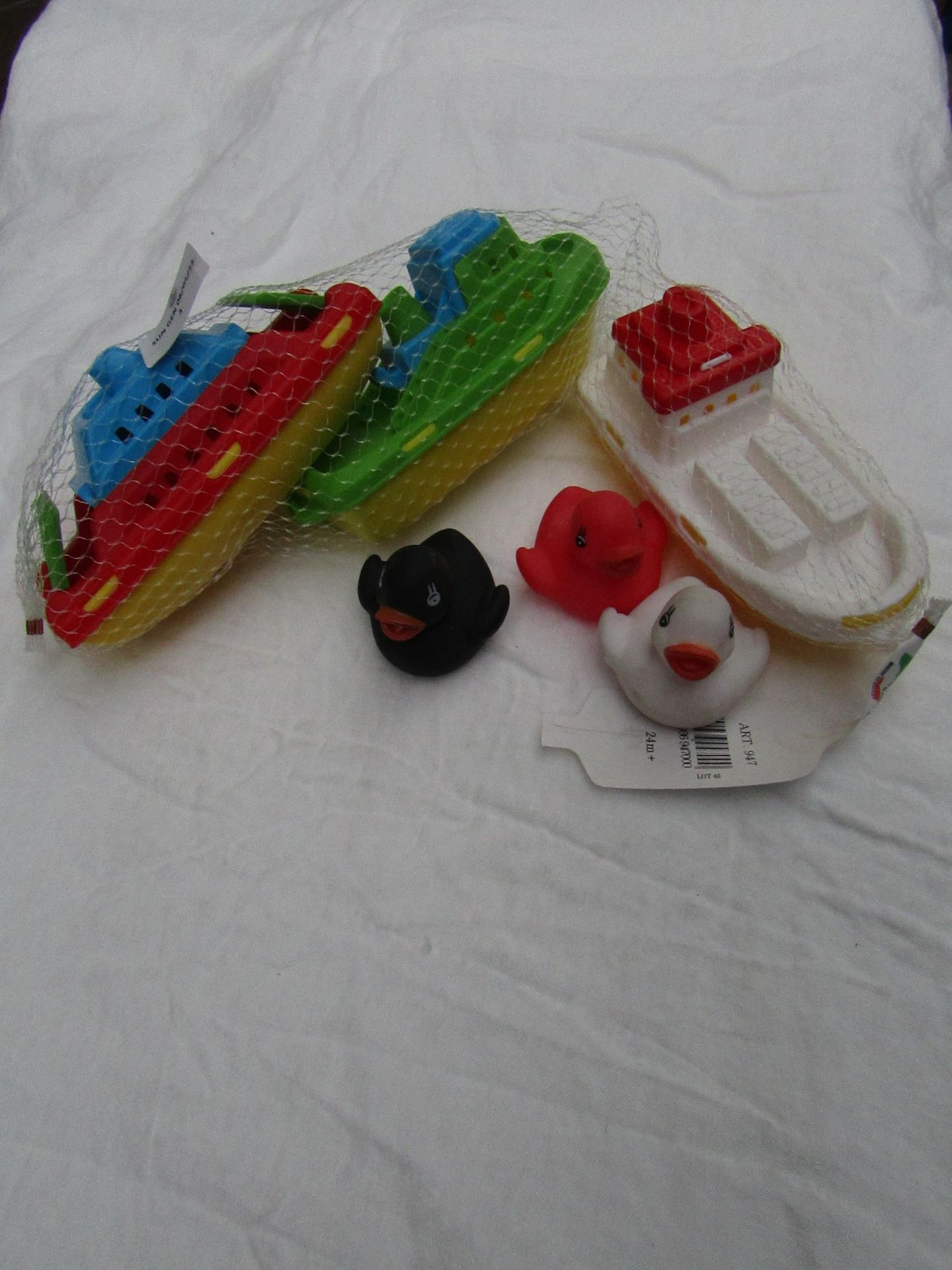 3x Children Boat Bath Toys - Good Condition. 3x Small Rubber Duck Bath Toys - No Packaged.