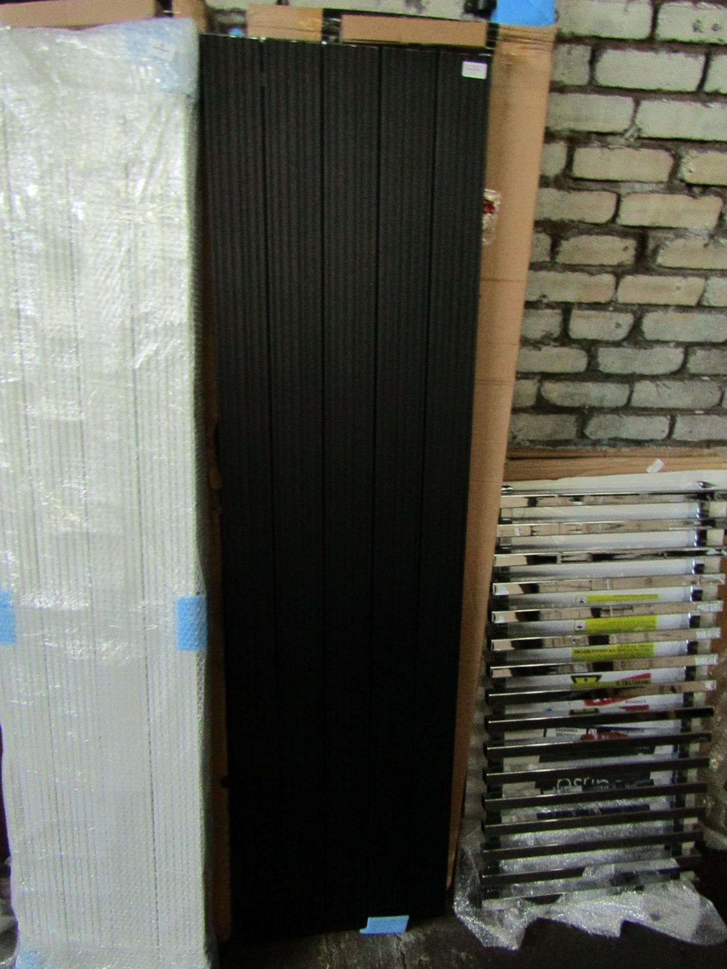 Carisa Nemo Monza textured Black radiator, 1800x470mm, has wall brackets, cannot see any damge - Image 2 of 2