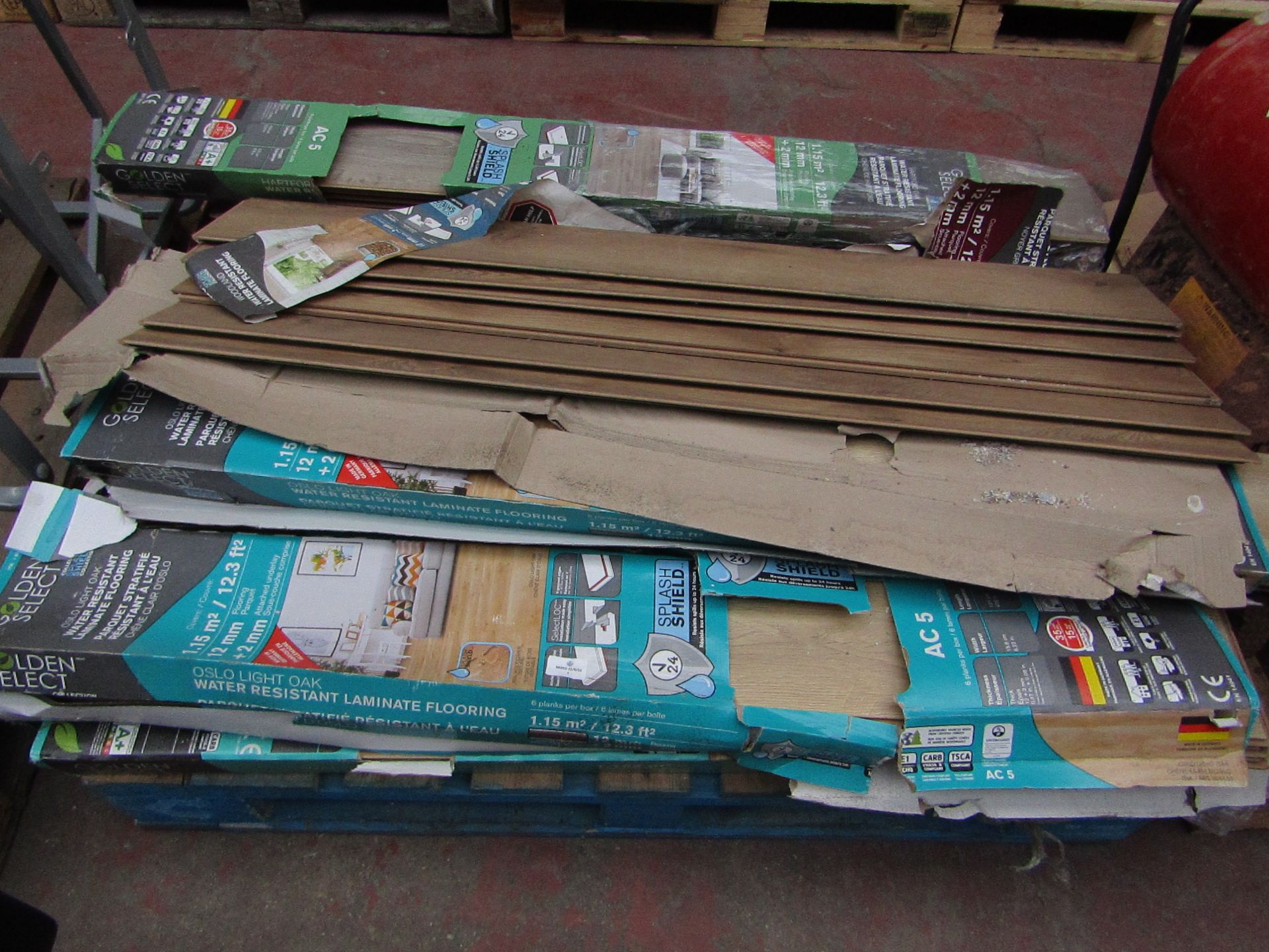 1x Pallet Containing : 8 packs of Golden select Oslo Light Oak Laminate florring, please note this