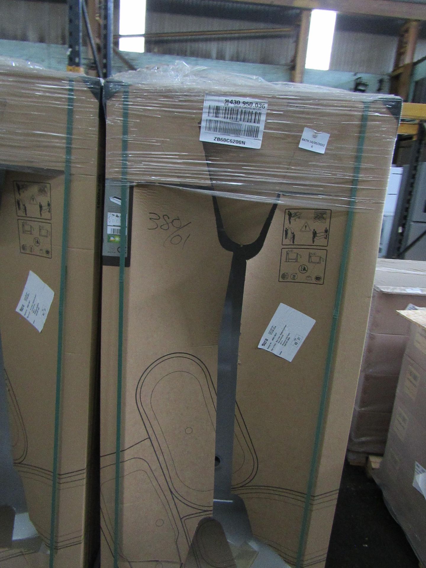 Pallet of 20x unbranded Roca 1600x700 steel baths, new. Come with feet, RRP ?120 each