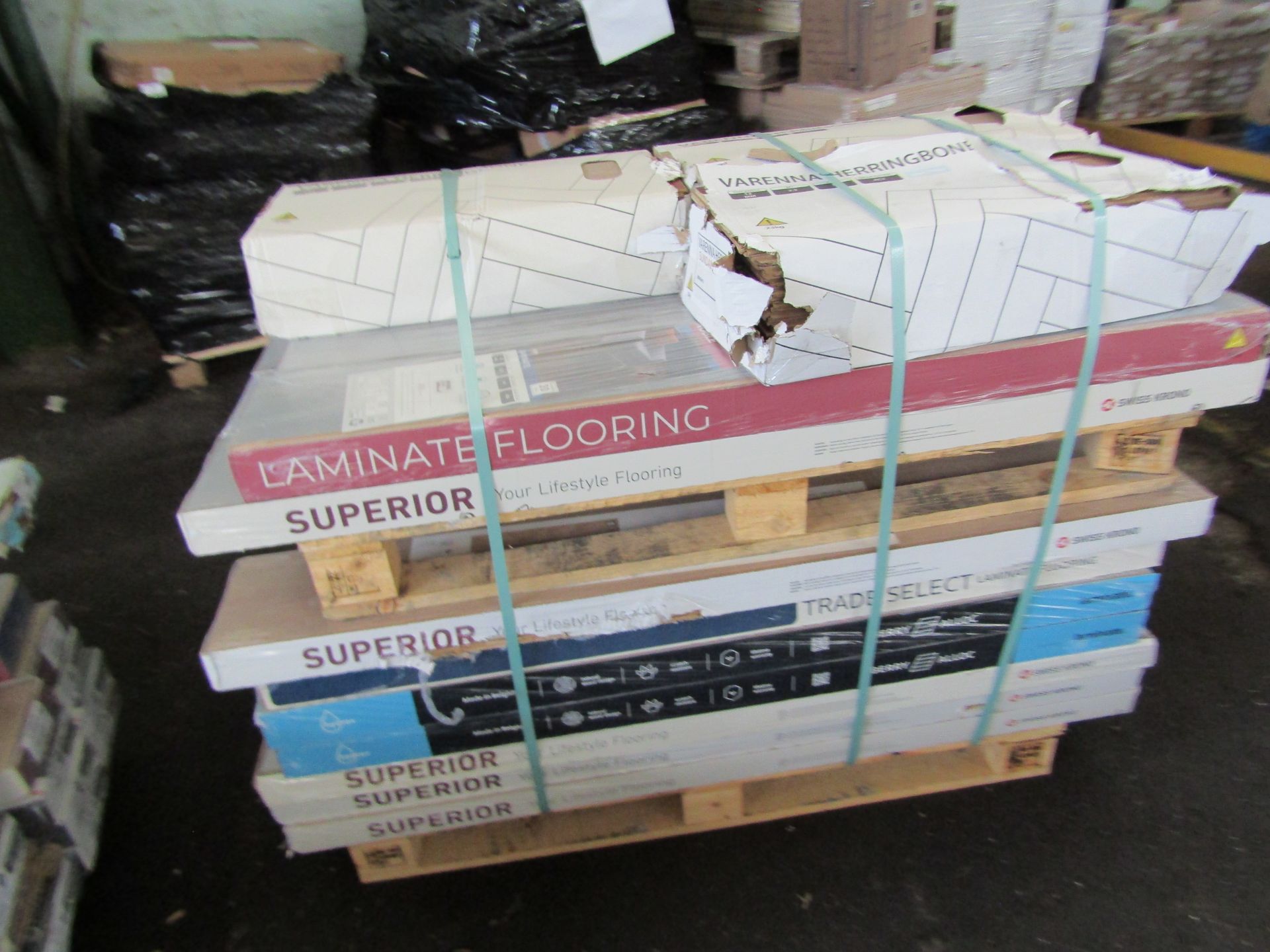 PALLET OF END OF LINE LAMINATE FLOORING. IDEAL FOR SMALL ROOMS.