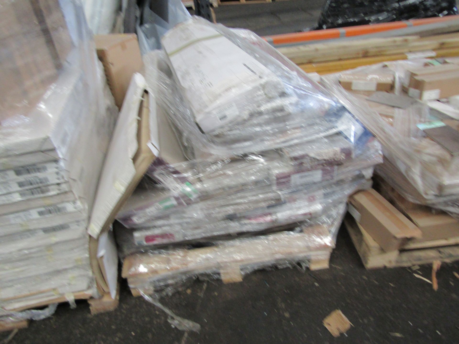 PALLET OF END OF LINE LAMINATE FLOORING. IDEAL FOR SMALL ROOMS