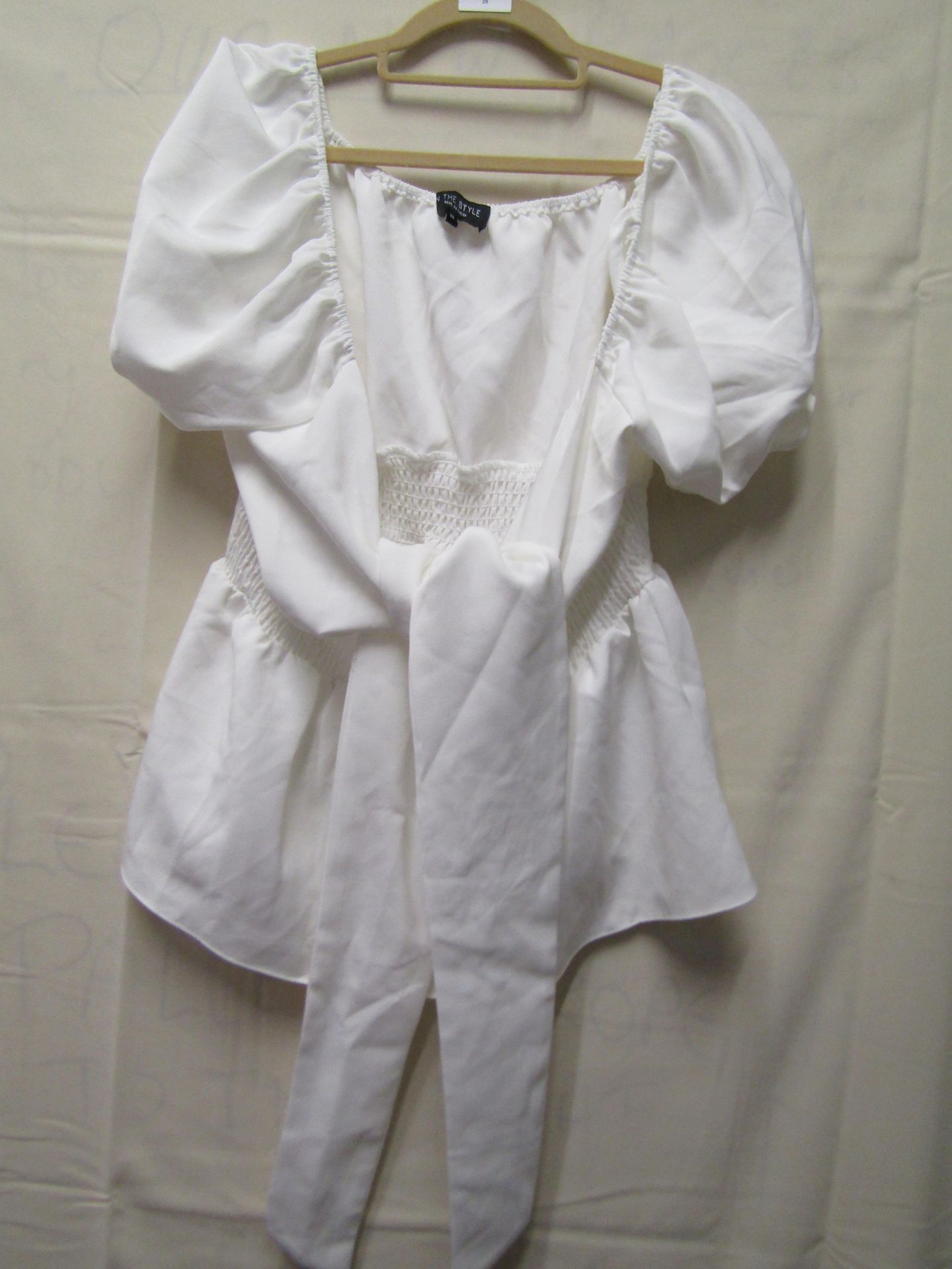 In The Style White Top Ladies Size 18 Looks Unworn No Tags