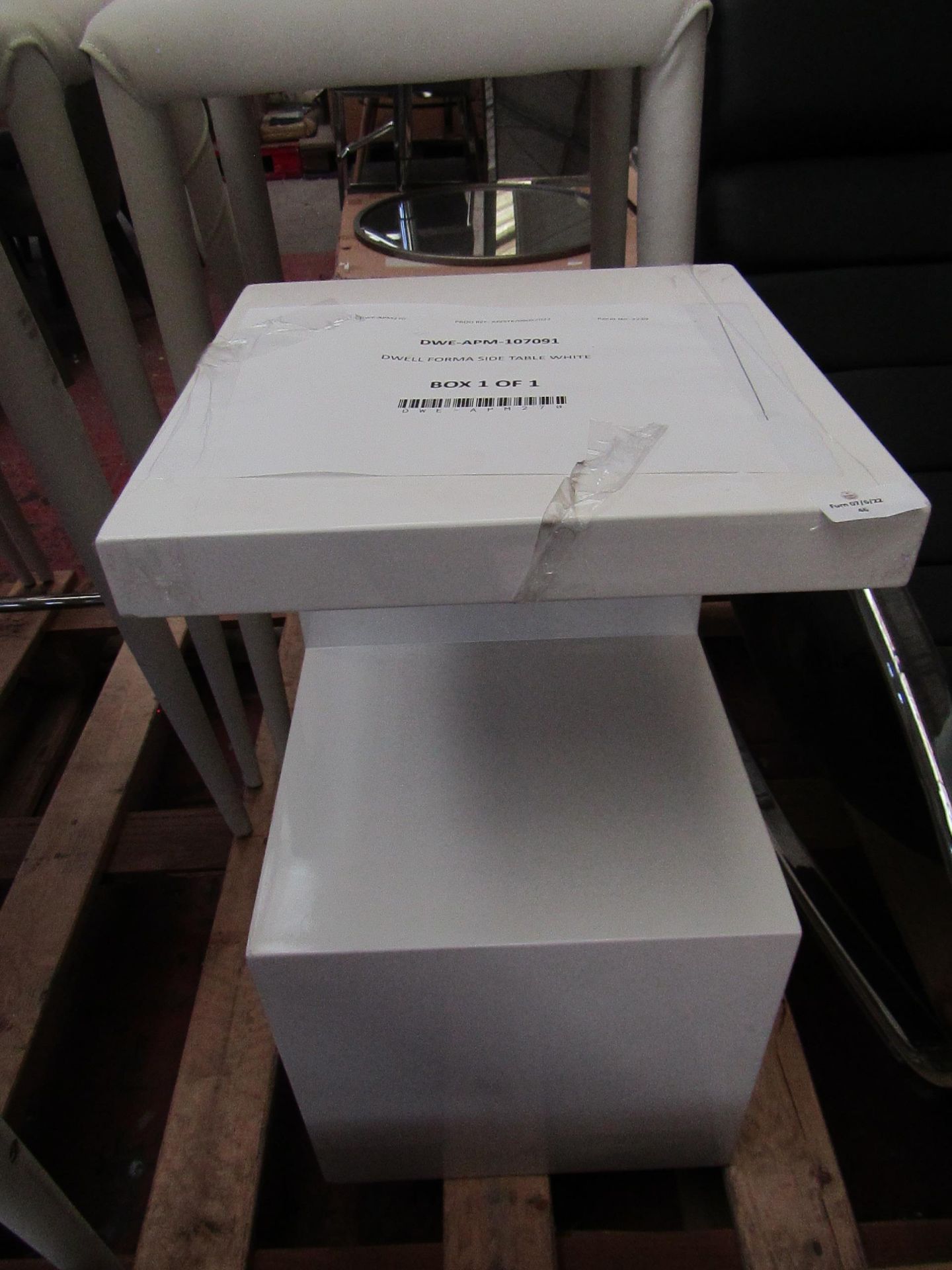 1 x Dwell Forma side table white RRP £142.00 SKU DWE-APM-107091 TOTAL RRP £142 This lot is a