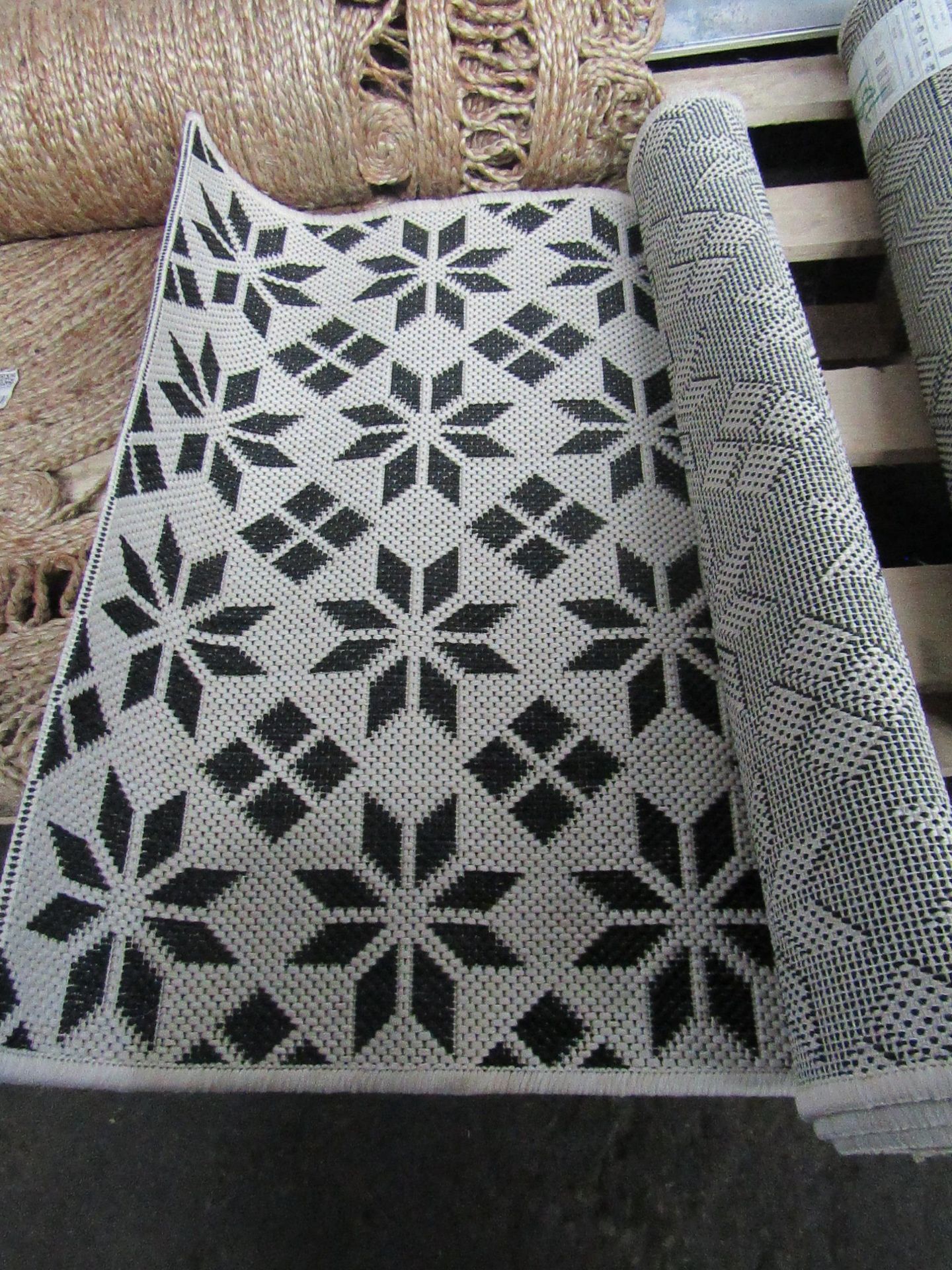 | 1X | LA REDOUTE RUG | LINEO PATTERN RUG | LOOKS IN GOOD CONDITION | SIZE 60X110 | RRP |