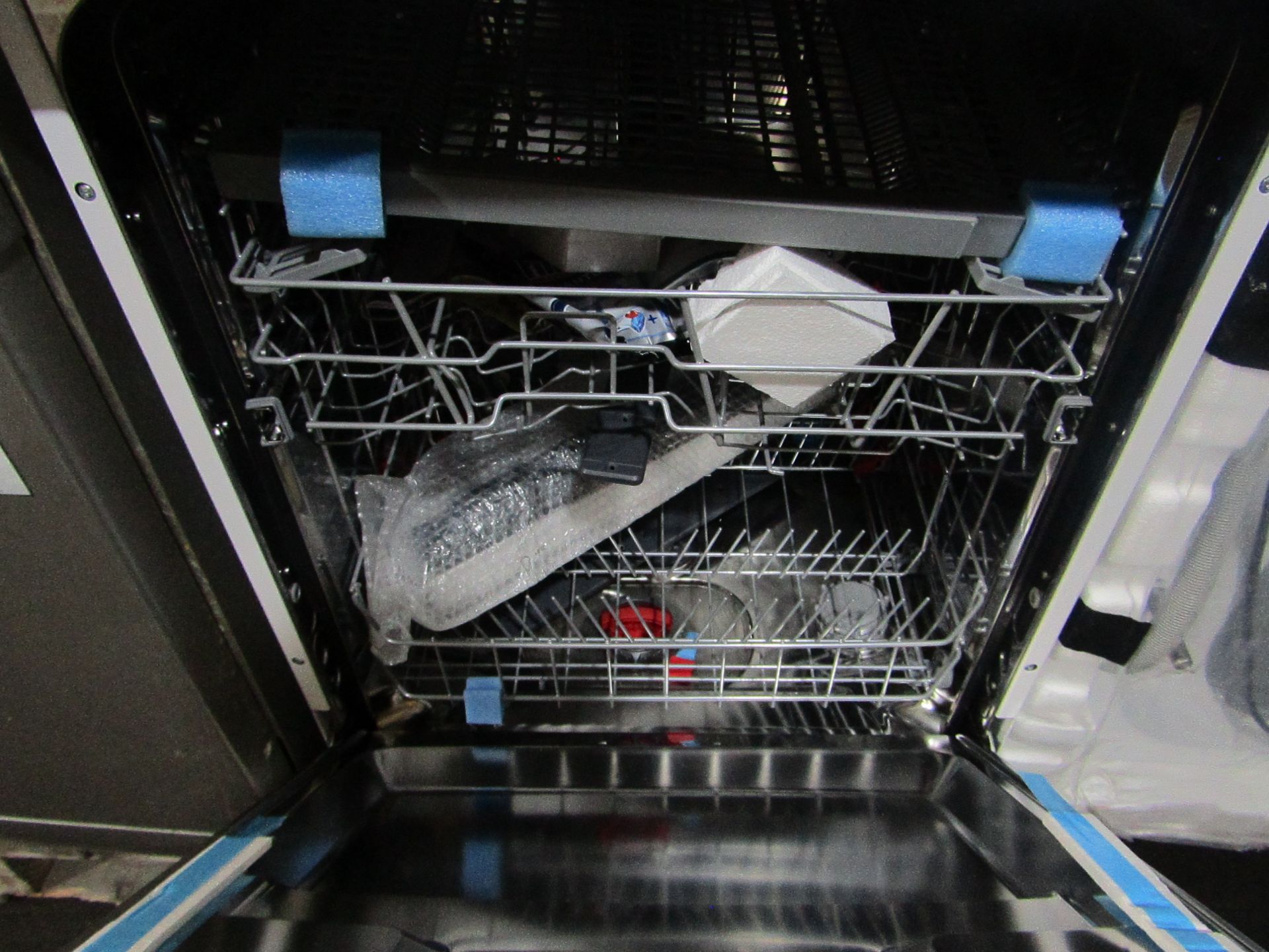 Hisense HS661C60WUK dishwasher, powers on but we cannot test any further without connecting to water - Image 2 of 2