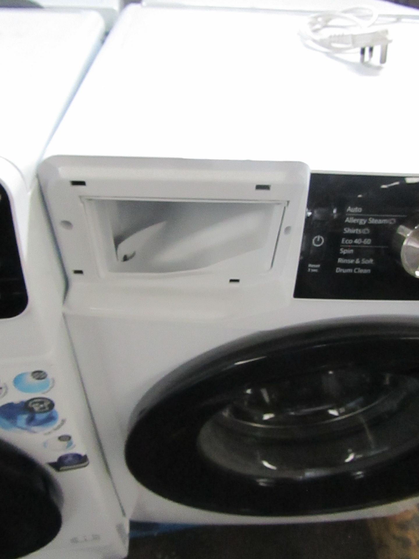 Hisense washing machine, powers on and spins but missing drawer. - Image 2 of 2