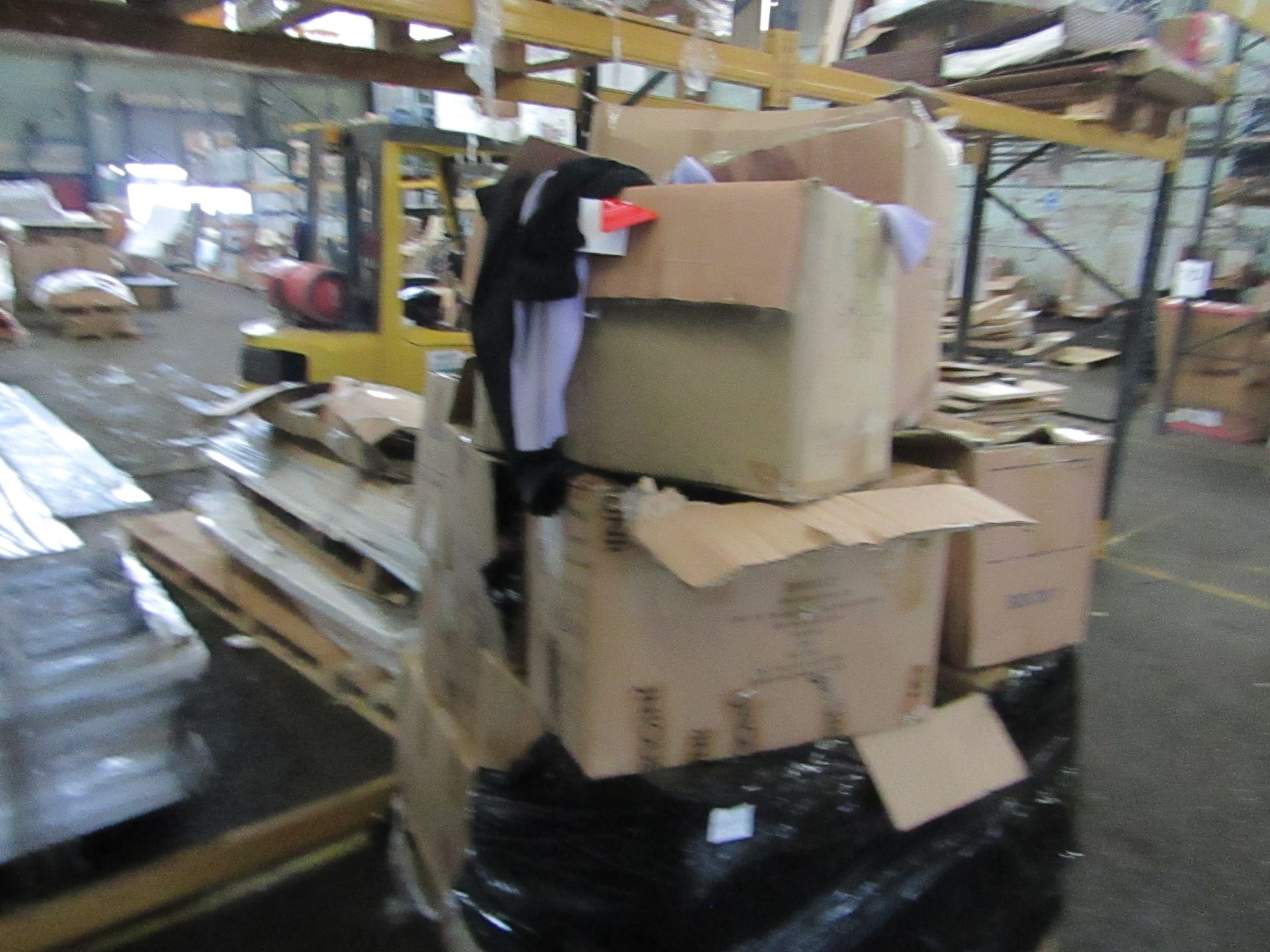 PALLET OF APPROX 517 CLOTHING SALES AND SHOWROOM SAMPLES FROM BRANDS SUCH AS NASTY GAL, PRETTY