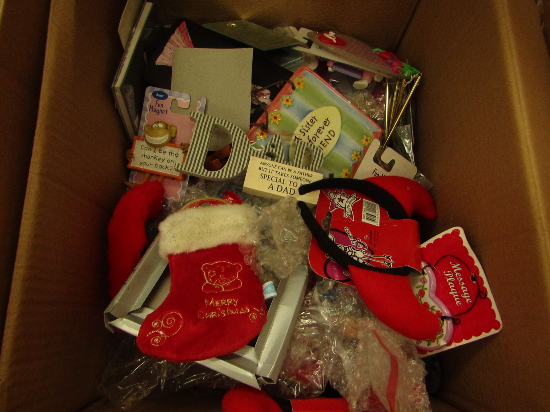 1x Box Containing Approx 15+ Assorted Items Being : Homeware. Ornaments, Plaques Etc - Unchecked.