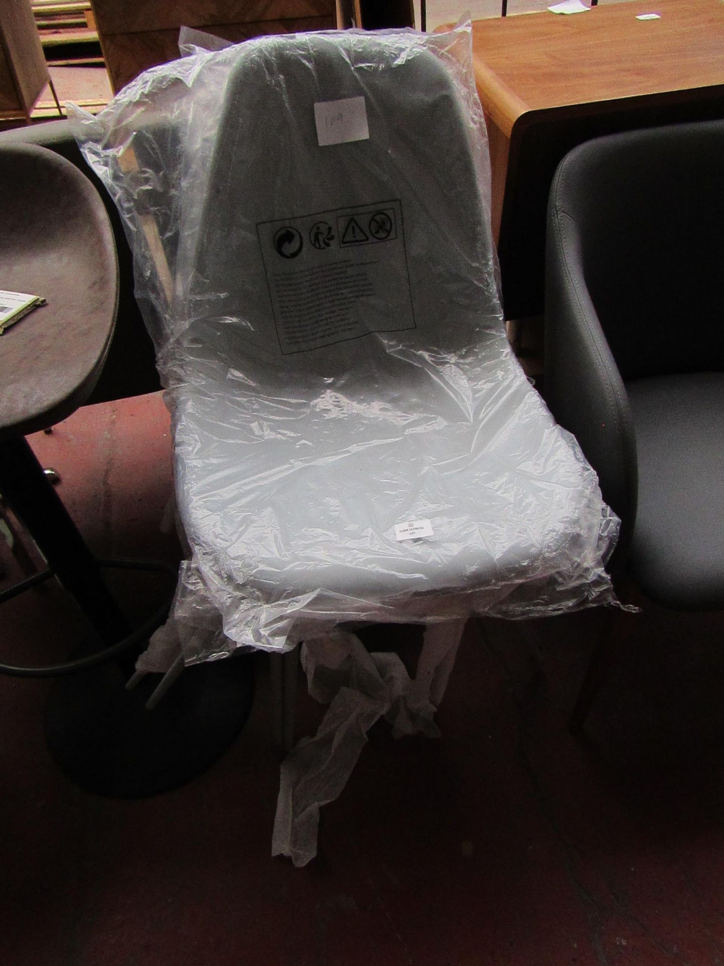 1 x 4X COX & COX NEW Willbrook Chair - Soft grey RRP £75 SKU COX-2030204 TOTAL RRP £300 This lot