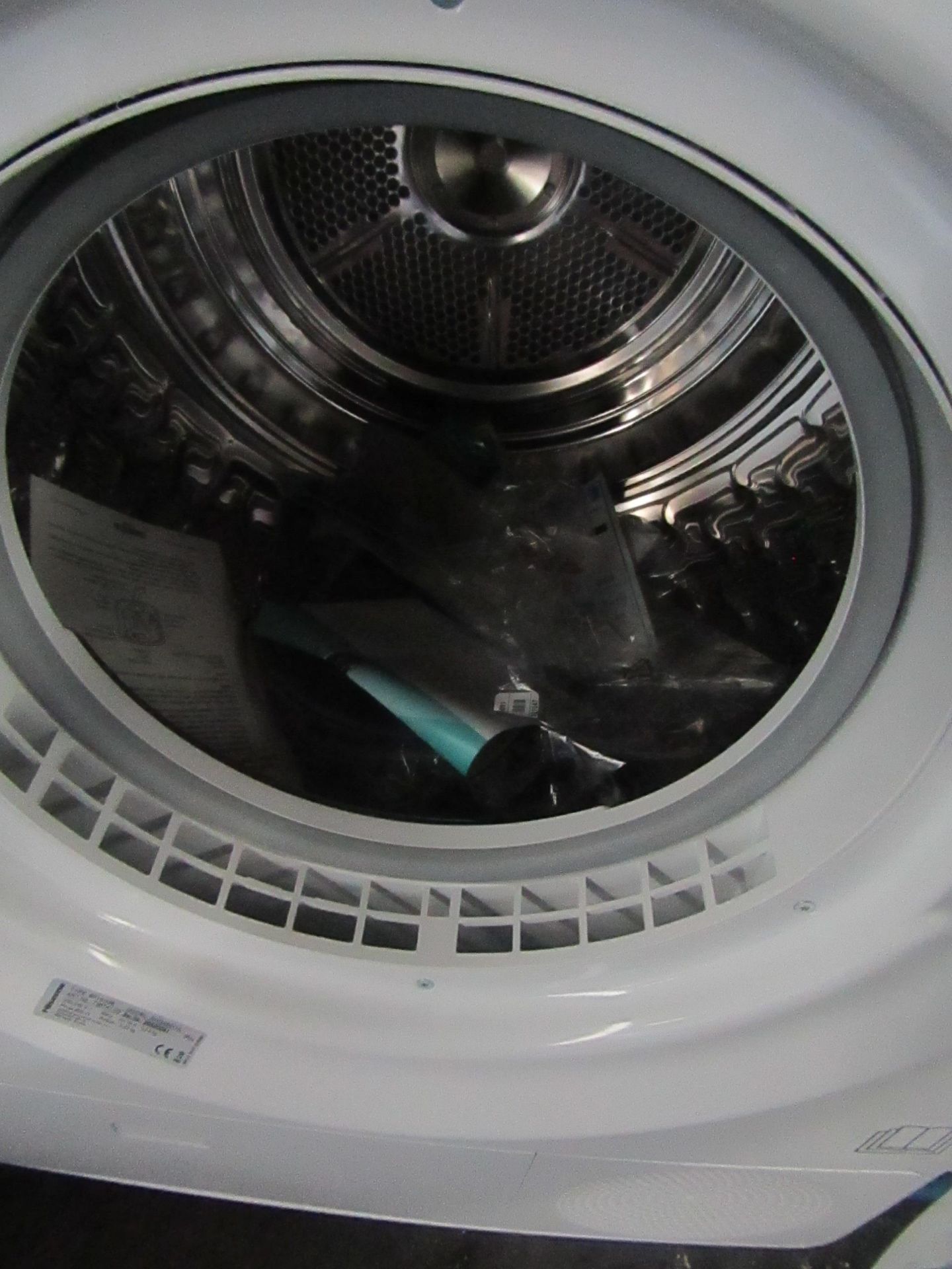 Hisense Heat Pump 9Kg condenser dryer, powers on and spins but display fault codes. - Image 2 of 2