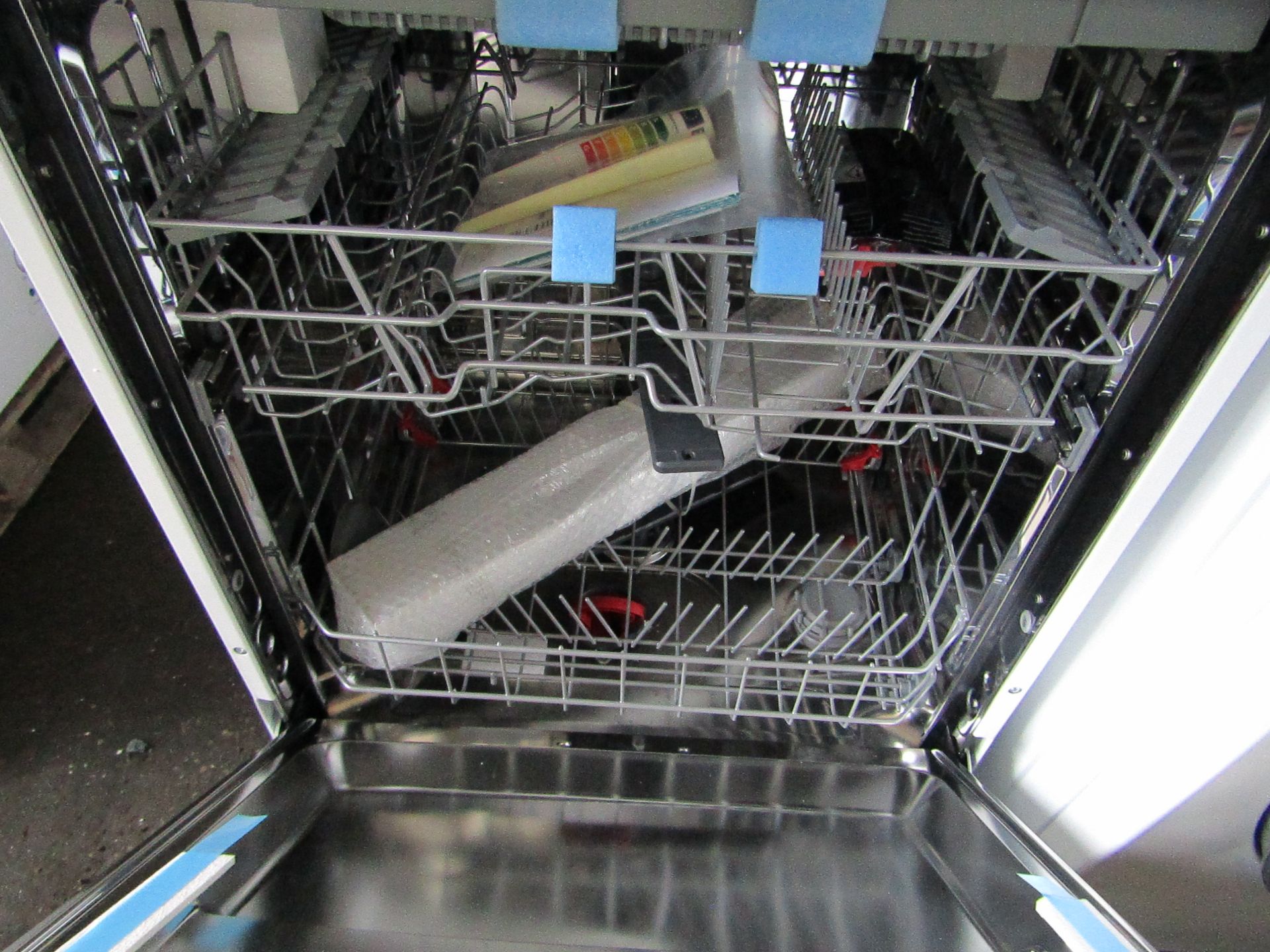 Hisense freestanding Dishwasher, Powers on and looks unused but has a couple of dents on the door - Image 2 of 2