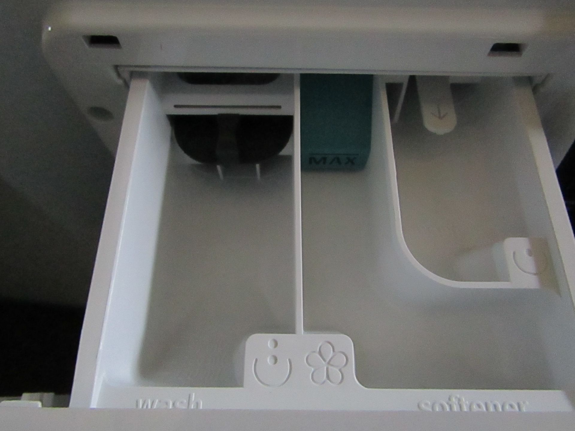 Hisense 8kg washing machine, powers on but displays error code E07 - Image 2 of 2