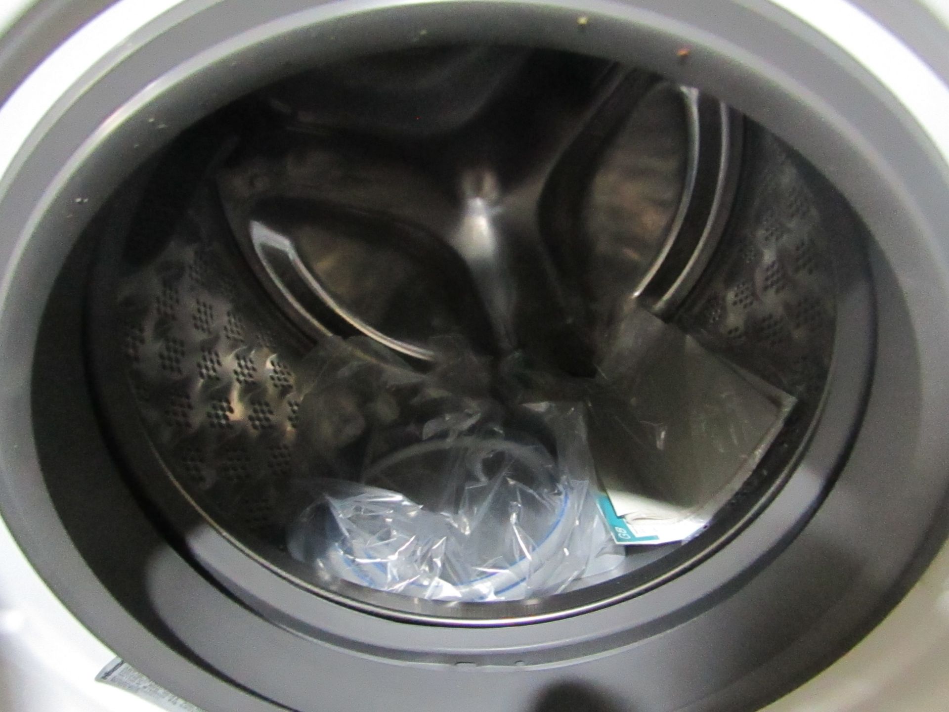 Hisense, Dose Assist washing machine, powers on and spins. - Image 2 of 2