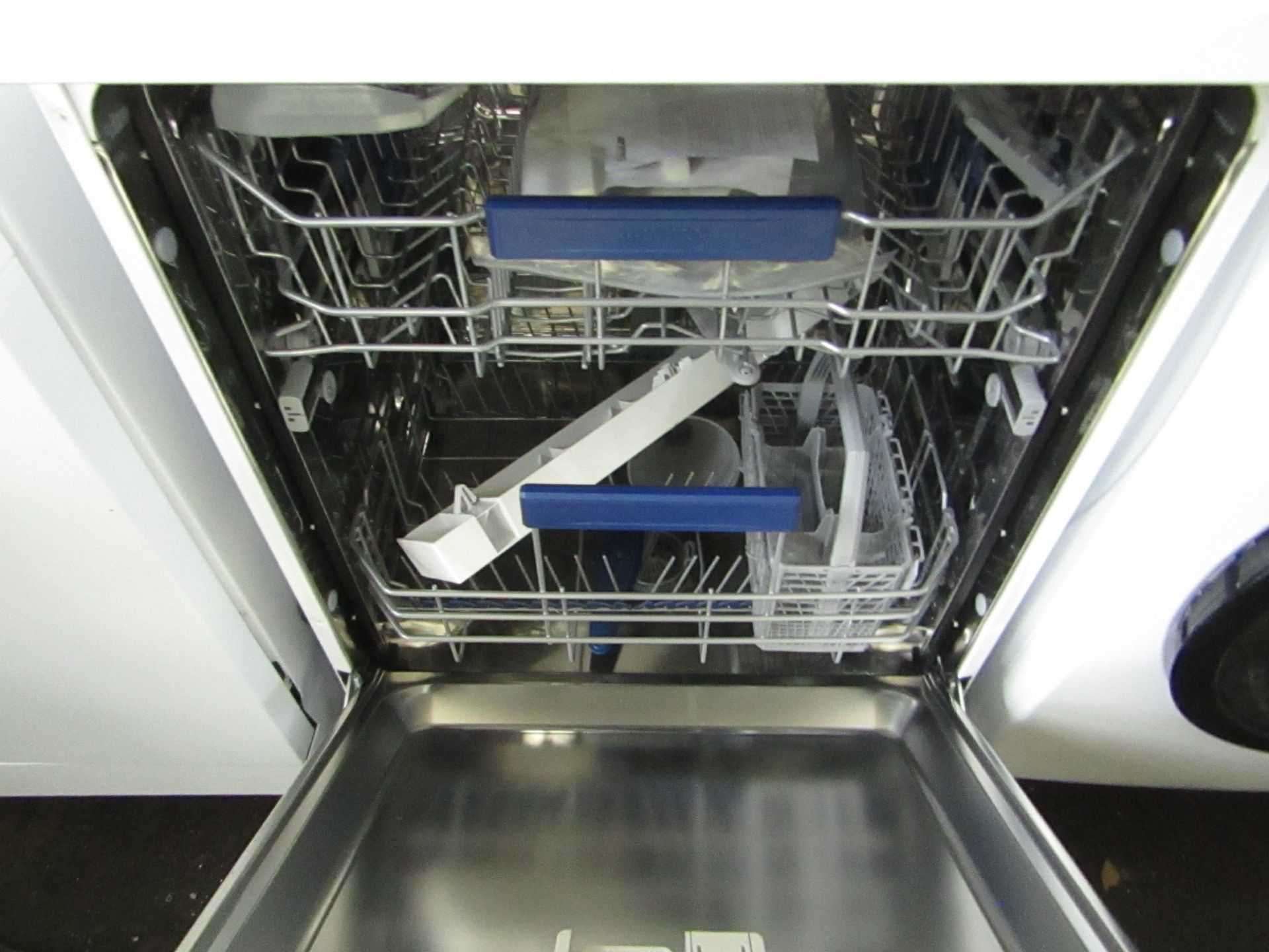 Smeg dishwasher, Powers on and looks clean inside - Image 2 of 2